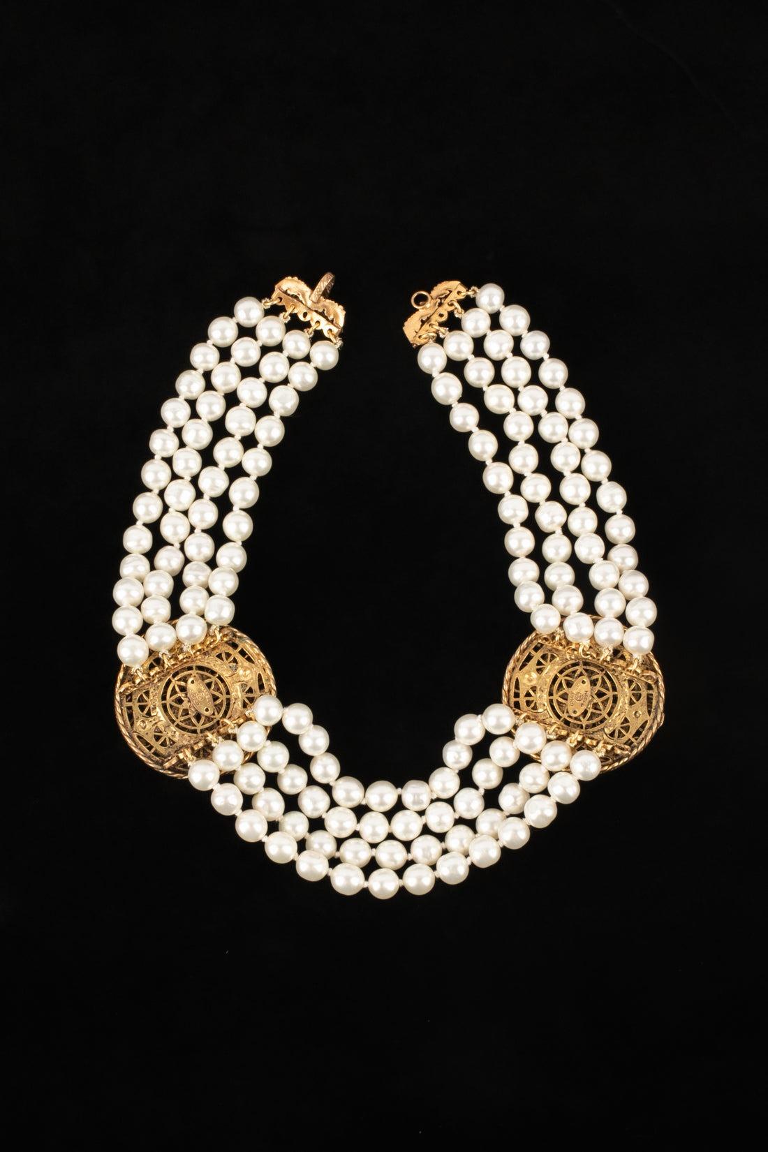 Chanel - (Made in France) Golden metal choker necklace with glass paste and costume pearls. 1984 Collection.

Additional information:
Condition: Very good condition
Dimensions: Length: 41 cm
Period: 20th Century

Seller Reference: CB82
