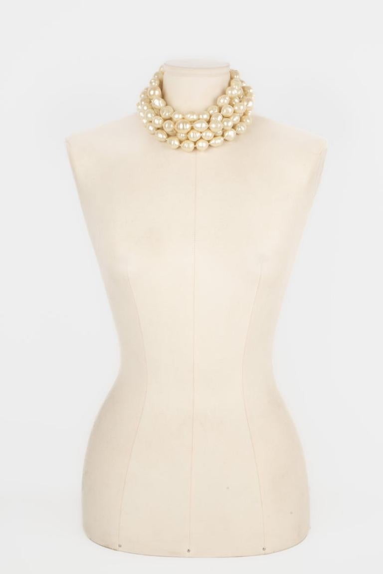 Chanel - (Fabriqué en France) Collier ras de cou en métal doré avec perles fantaisie. Collectional 2cc9.

Informations complémentaires :
Condit : Très bon état.
Dimensions : Longueur : de 35 cm à 46 cm

Référence du vendeur : CB94