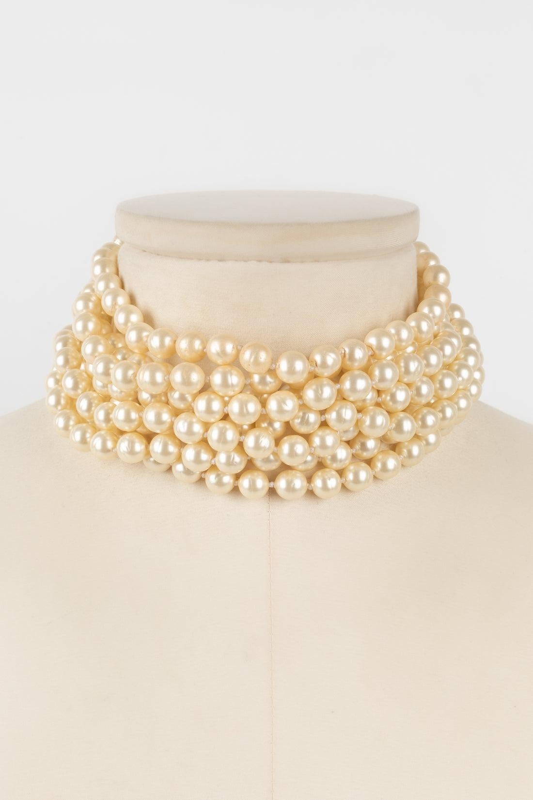 Chanel Golden Metal Choker Necklace with Costumer Pearls, 1980s In Excellent Condition In SAINT-OUEN-SUR-SEINE, FR