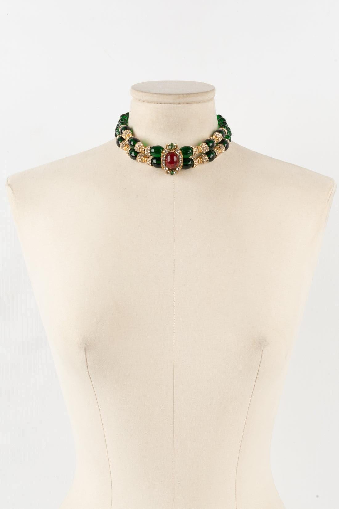 Chanel - (Made in France) Golden metal choker with green glass pearls and rhinestone rings. 1983 Collection.

Additional information:
Condition: Very good condition
Dimensions: Length: from 36 cm to 38 cm
Period: 20th Century

Seller Reference: