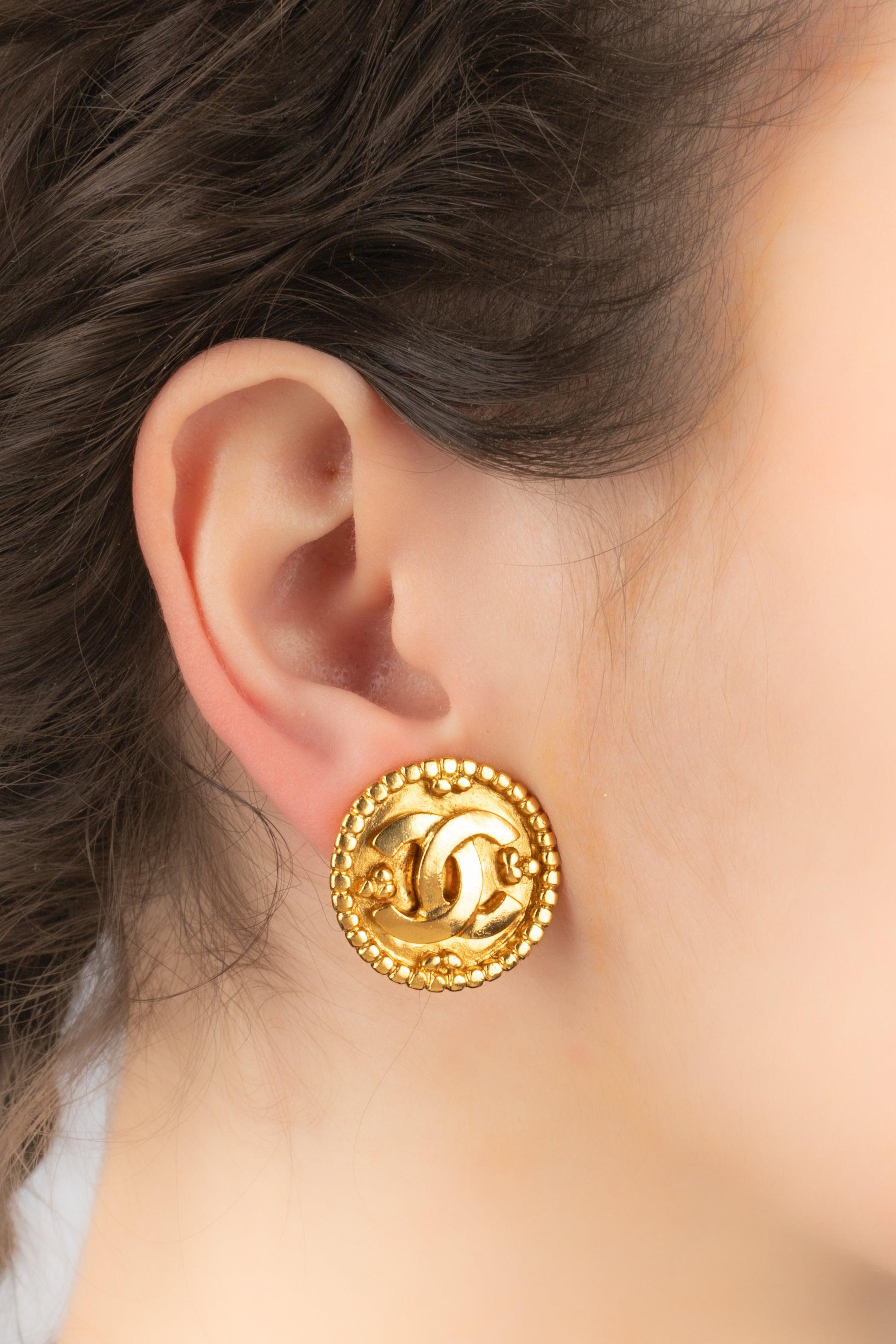 Chanel - (Made in France) Golden metal circular earrings. 1996 Fall/Winter Collection, under the direction of Karl Lagerfeld.

Additional information:
Condition: Very good condition
Dimensions: Height: 2 cm
Period: 20th Century

Seller Reference: