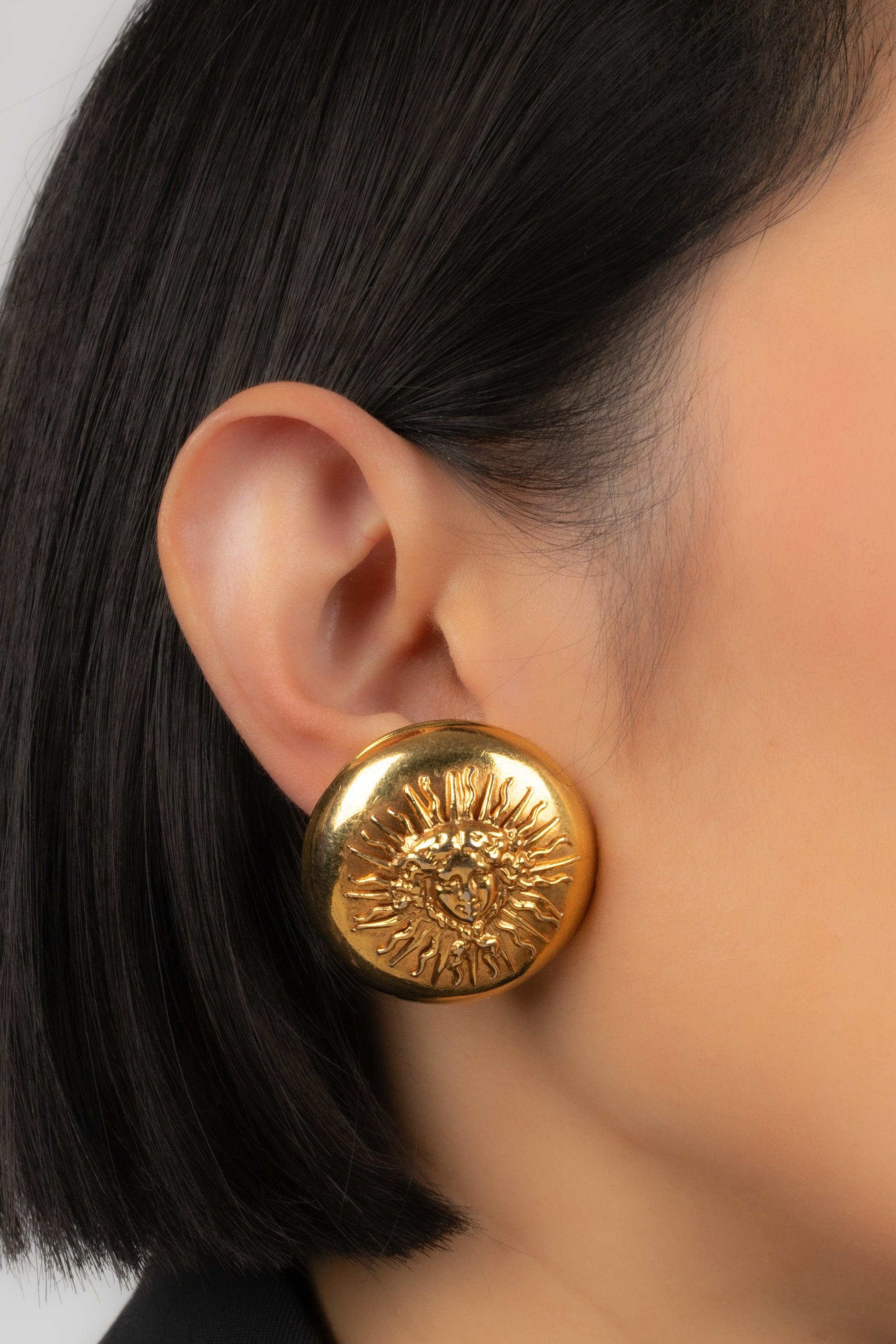 Chanel - Goldene runde Ohrringe aus Metall. Haute Couture-Schmuck mit einer Unterschrift auf dem Clip.

Zusätzliche Informationen:
Zustand: Sehr guter Zustand
Abmessungen: Durchmesser: 3,5 cm

Sellers Referenz: BOB127