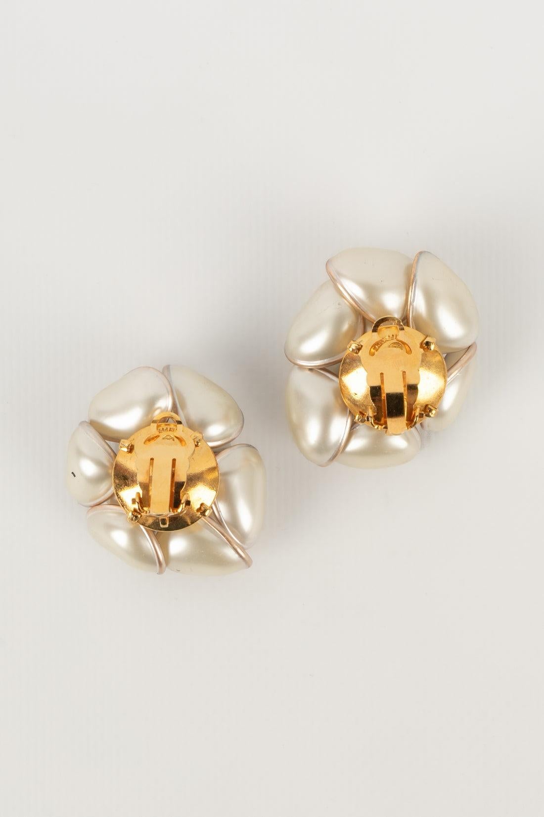 Chanel Golden Metal Clip-on Camellia Earrings In Excellent Condition For Sale In SAINT-OUEN-SUR-SEINE, FR