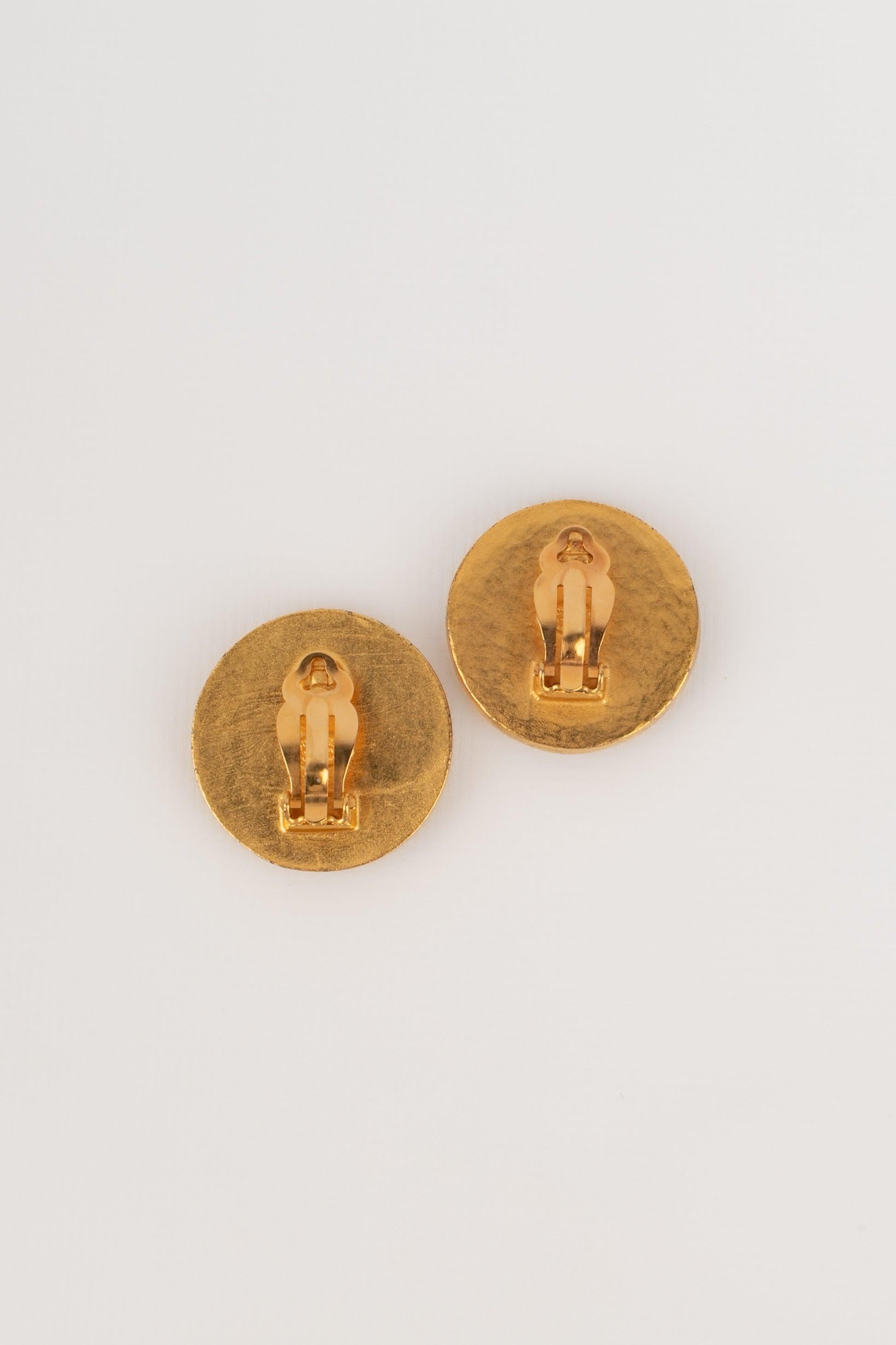Chanel - (Made in France) Golden metal clip-on earrings with pearly pastilles topped with cc logos. 1995 Fall-Winter Collection.

Additional information:
Condition: Very good condition
Dimensions: Diameter: 3 cm
Period: 20th Century

Seller