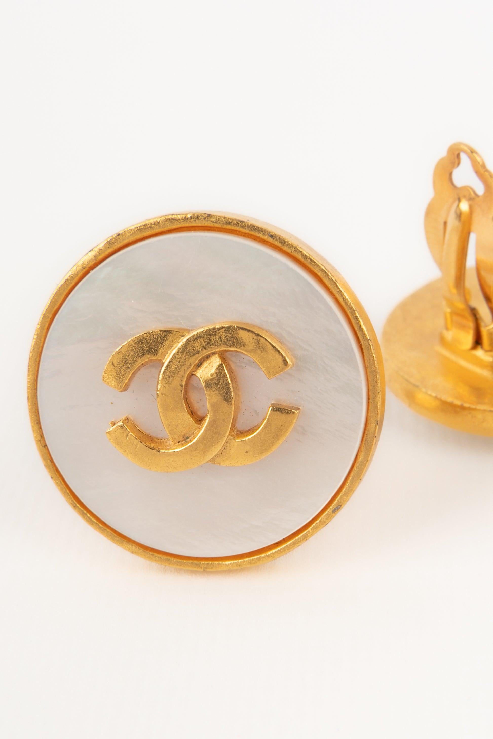 Chanel Golden Metal Clip-on CC Earrings, 1995 In Excellent Condition In SAINT-OUEN-SUR-SEINE, FR
