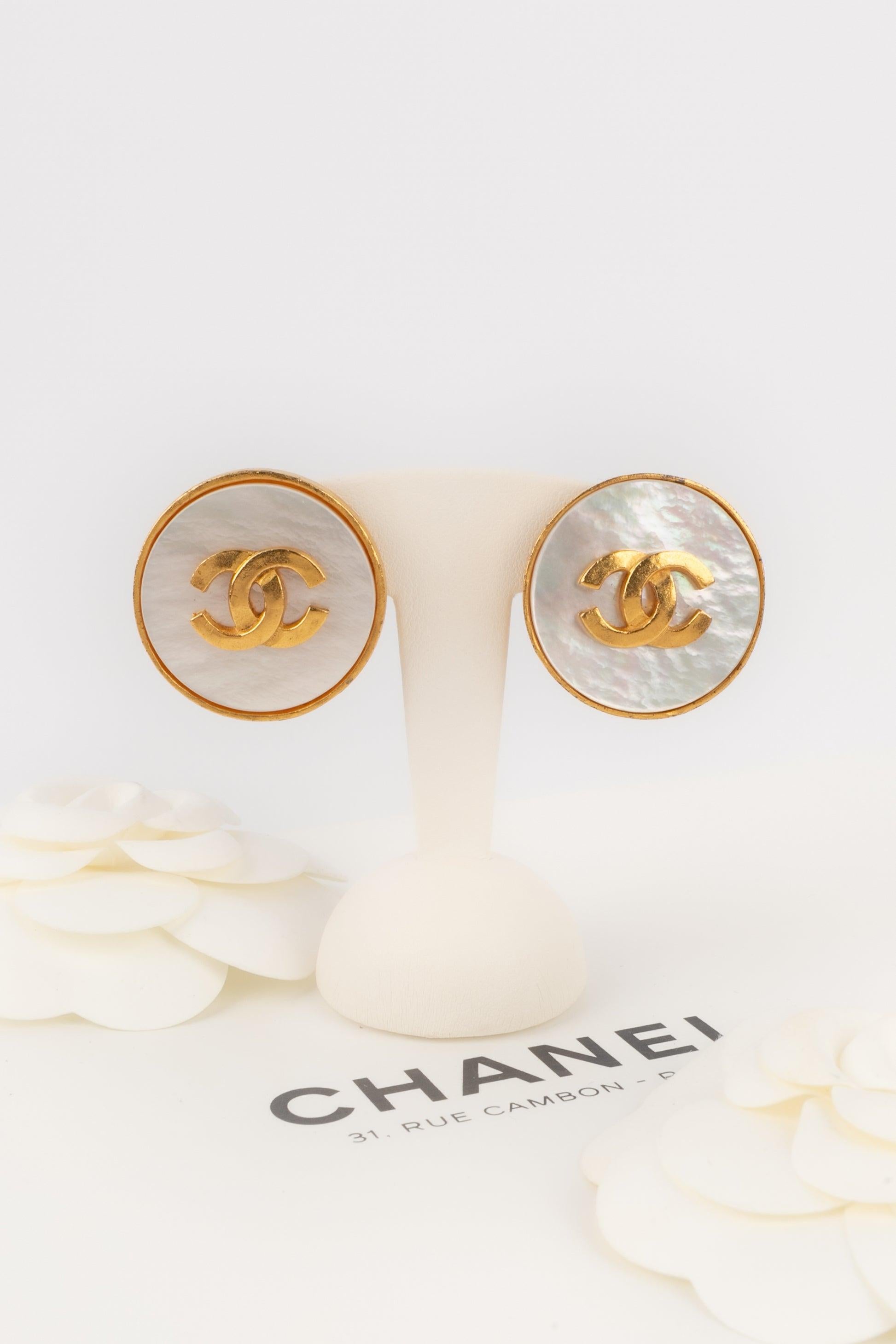 Chanel Pendientes CC de clip de metal dorado, 1995 en venta 2