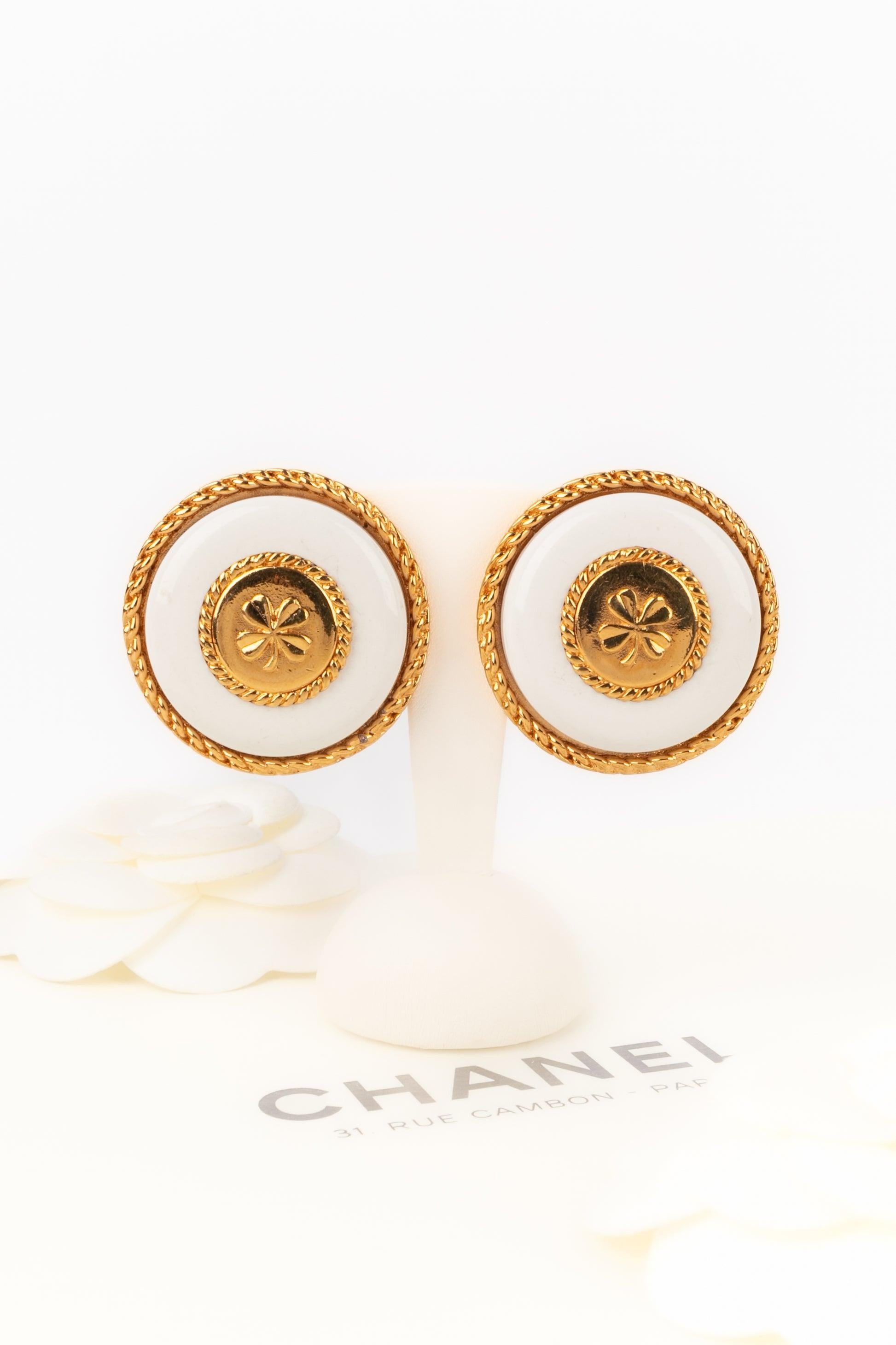 Chanel Golden Metal Clip-on Clover Earrings, 1980s 3