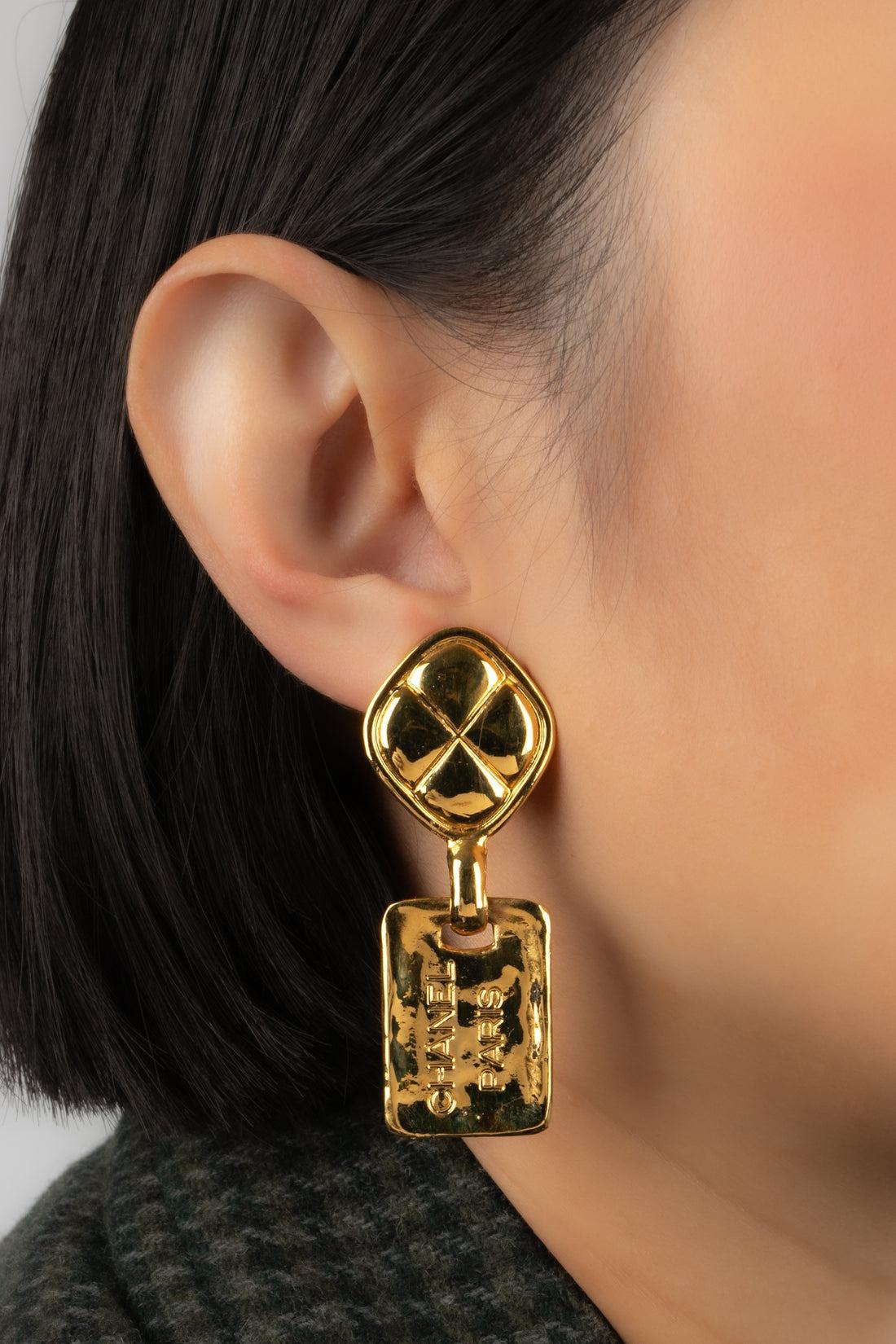 Chanel - (Made in France) Gravierte, gesteppte Ohrringe aus goldenem Metall zum Anstecken vom Ende der 1980er Jahre.

Zusätzliche Informationen:
Zustand: Sehr guter Zustand
Abmessungen: Höhe: 6 cm
Zeitraum: 20. Jahrhundert

Sellers Referenz: BOB191