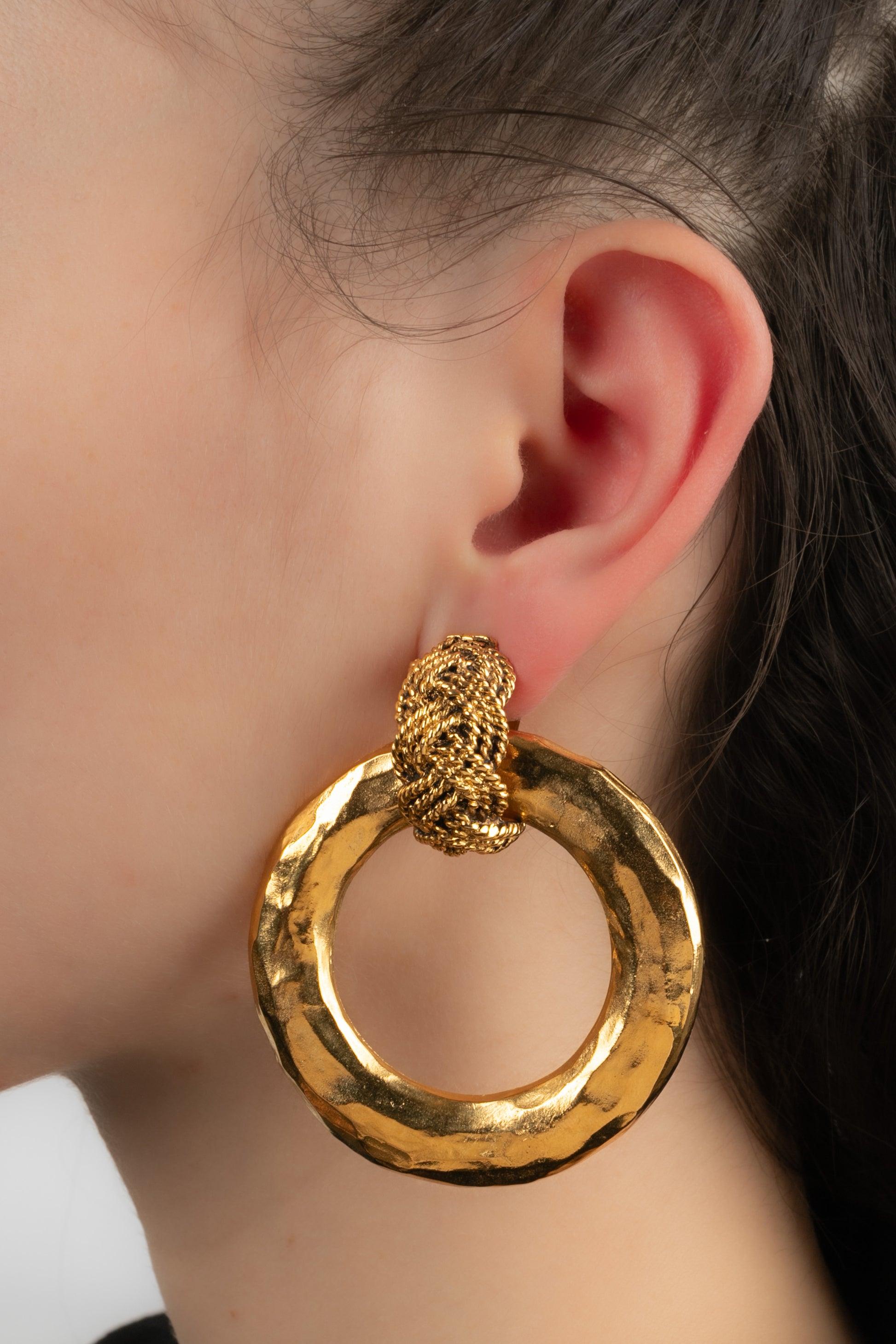 Chanel - (Made in France) Goldene Metallohrringe zum Anstecken. Schmuck aus den 1980er Jahren. Einer der Ohrringe ist übrigens signiert.

Zusätzliche Informationen:
Zustand: Sehr guter Zustand
Abmessungen: Länge: 6 cm
Zeitraum: 20.