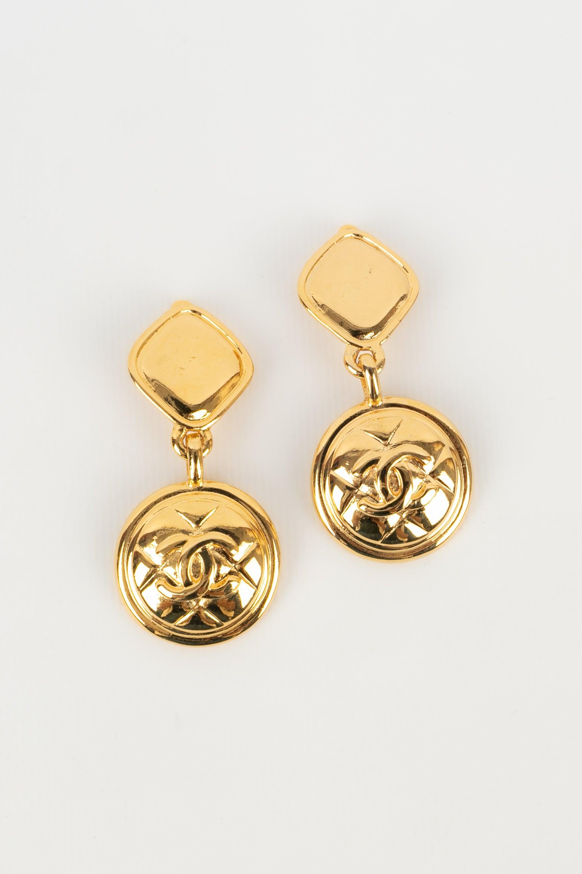 Chanel - (Made in France) Golden metal clip-on earrings. Piece from the end of the 1980s.

Additional information:
Condition: Very good condition
Dimensions: Length: 6.5 cm

Seller Reference: BOB124
