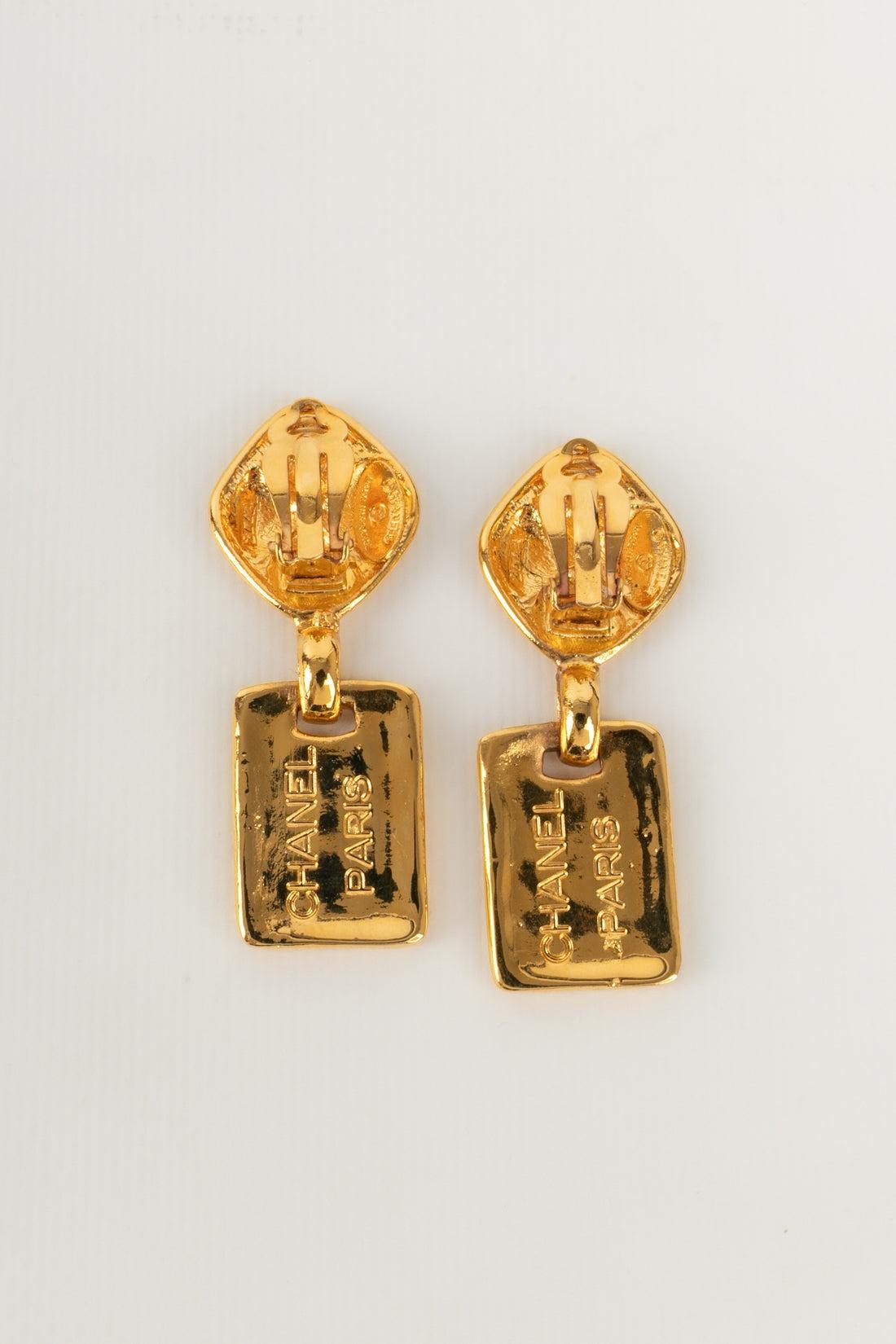 Chanel Golden Metal Clip-on Earrings, 1980s In Excellent Condition For Sale In SAINT-OUEN-SUR-SEINE, FR