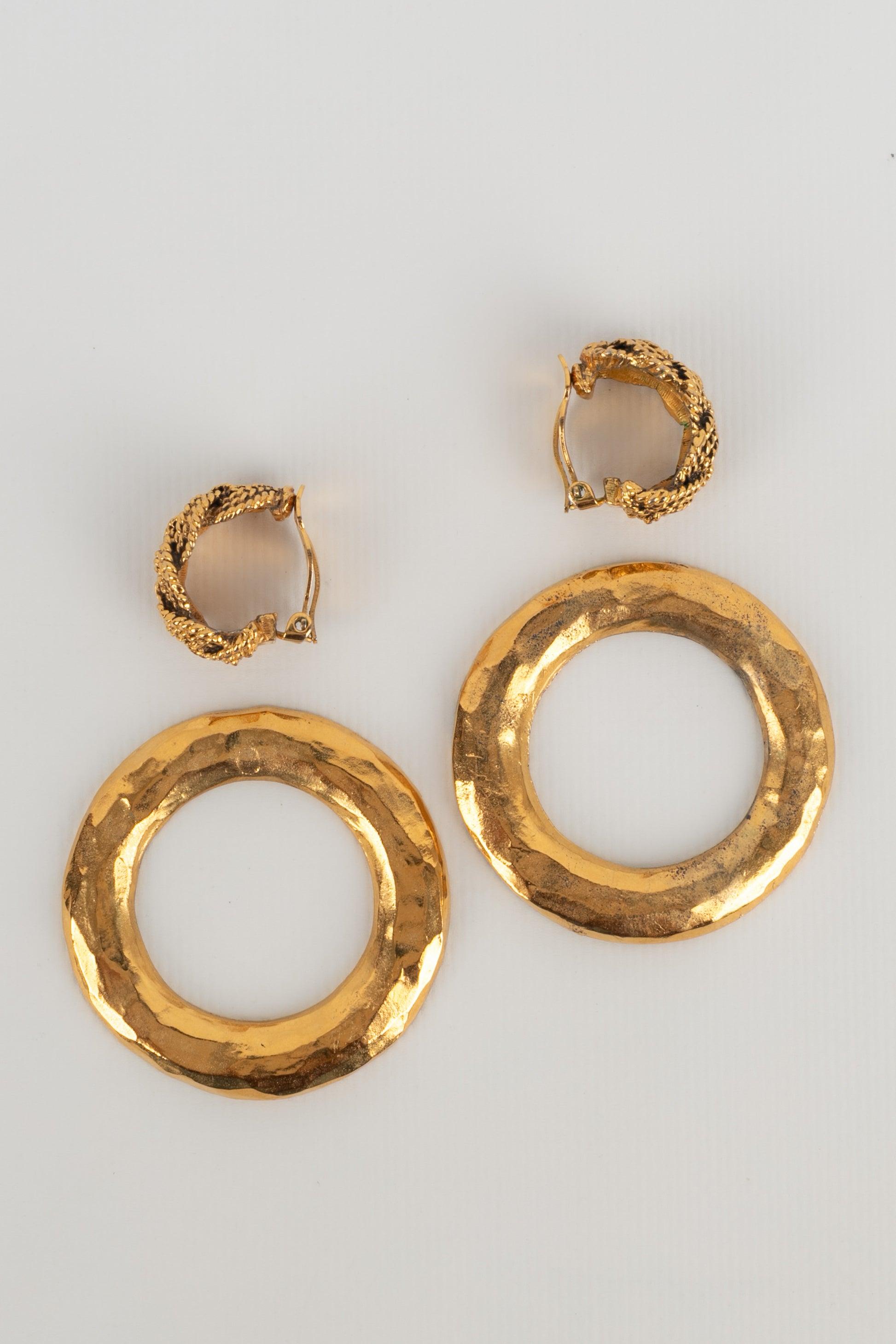 Chanel Golden Metal Clip-on Earrings, 1980s In Excellent Condition For Sale In SAINT-OUEN-SUR-SEINE, FR