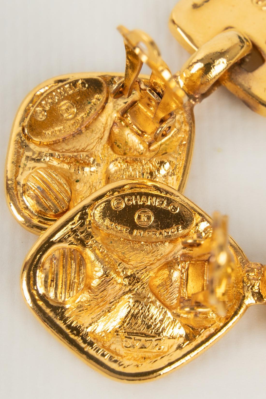 Chanel Goldene Metall-Ohrclips, 1980er-Jahre im Angebot 1