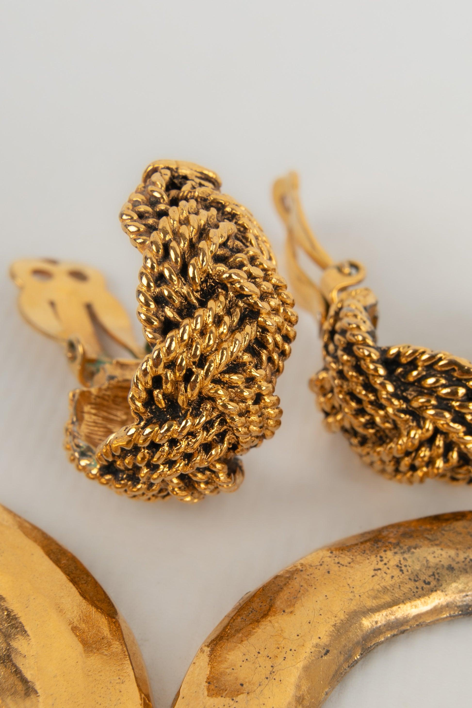 Chanel Golden Metal Clip-on Earrings, 1980s For Sale 1