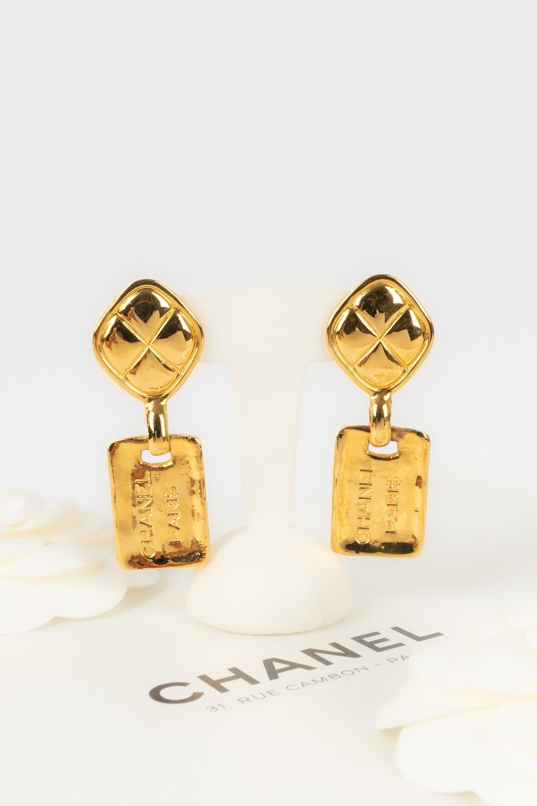 Chanel Golden Metal Clip-on Earrings, 1980s For Sale 2