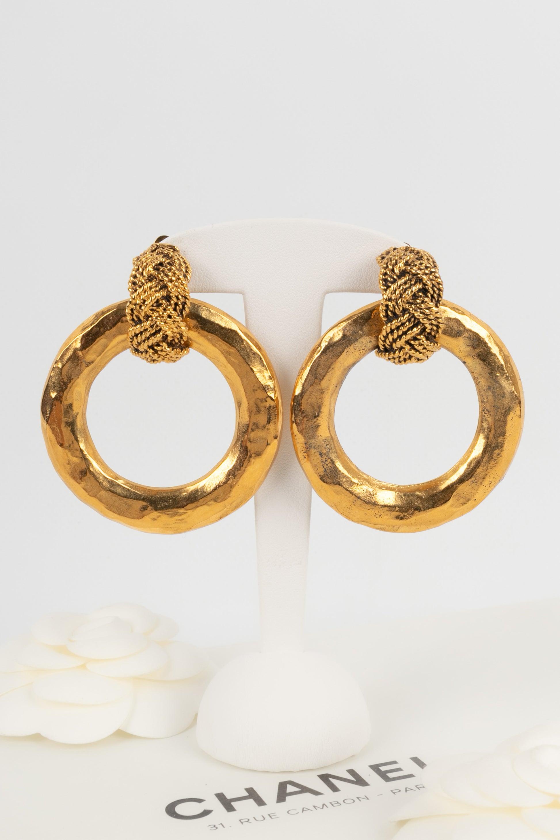 Chanel Golden Metal Clip-on Earrings, 1980s For Sale 3