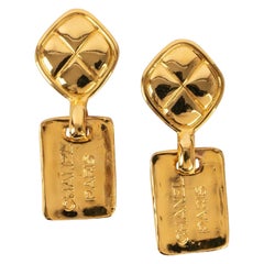 Chanel Pendientes de clip de metal dorado, años 80