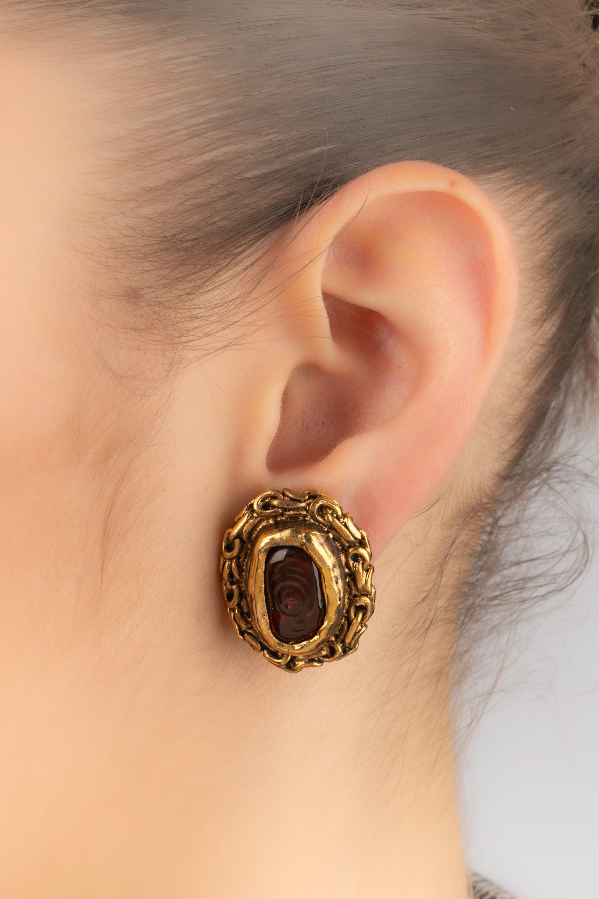 Chanel - (Made in France) Orecchini a clip in metallo dorato con cabochon in pasta di vetro rossa. Una Collection'S del 1984.

Informazioni aggiuntive:
Condizioni: Ottime condizioni
Dimensioni: 2,5 cm x 3 cm
Periodo: 20° secolo

Riferimento del