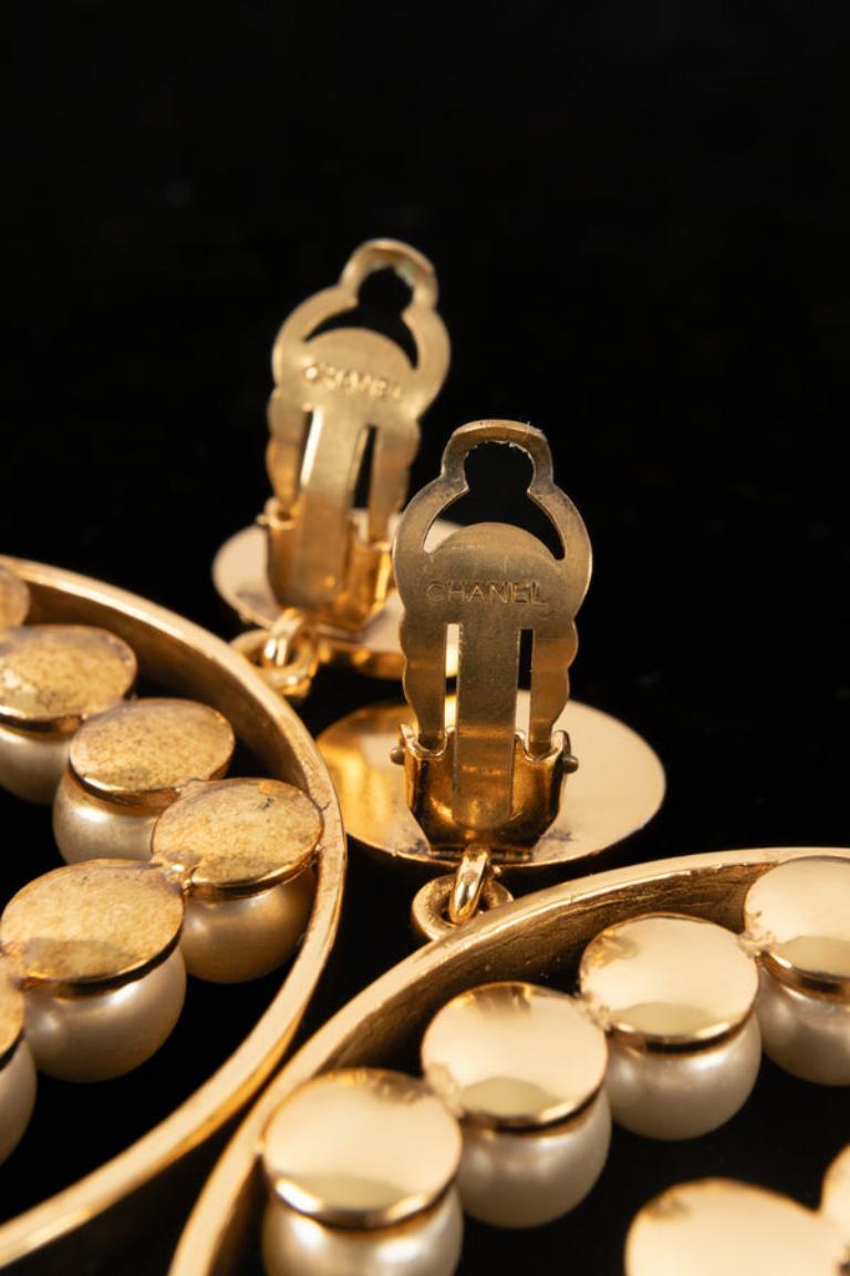Boucles d'oreilles à clip en métal doré Chanel, 1987 en vente 4