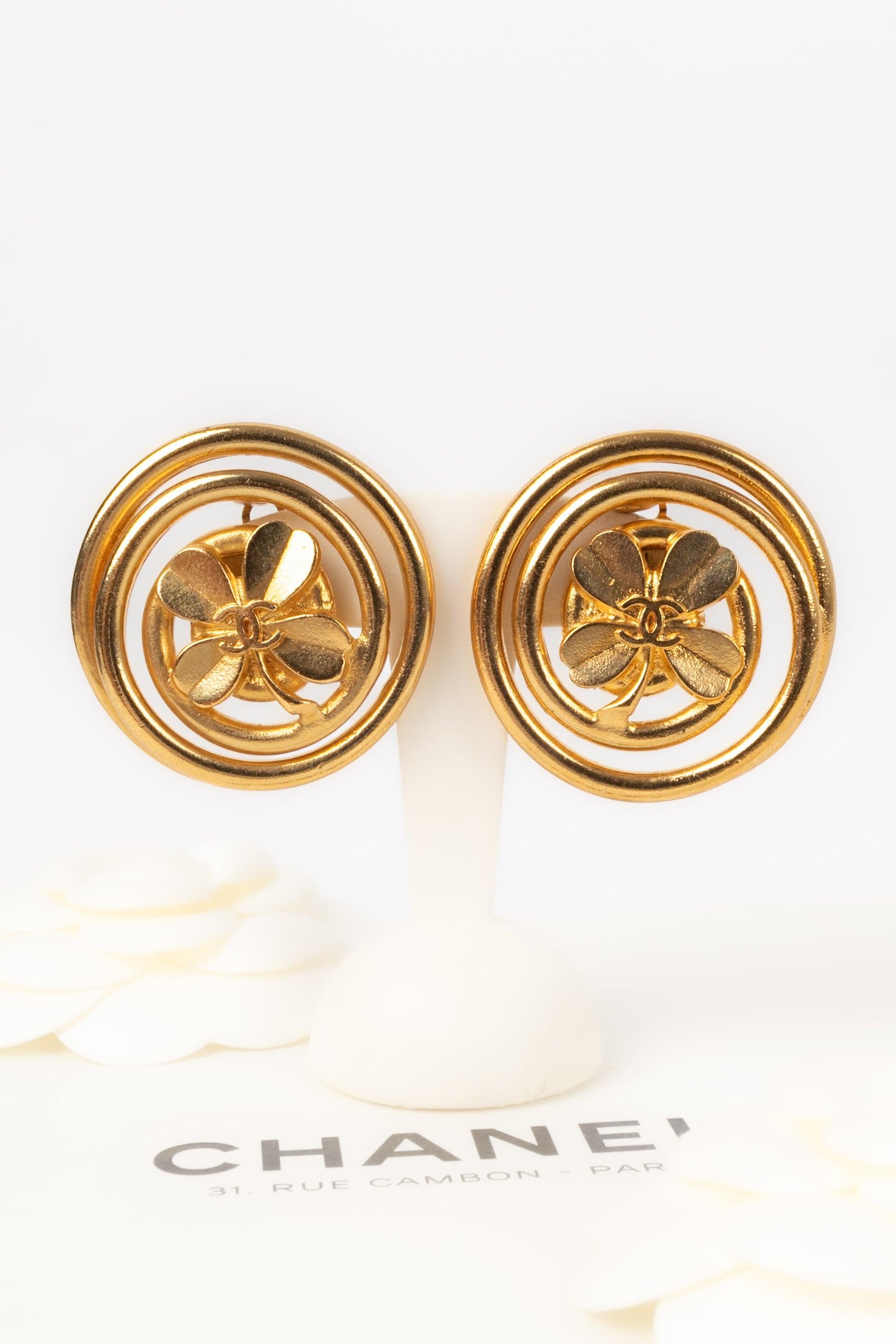 Chanel  Golden Metal Clip-on Earrings, 1990s In Excellent Condition For Sale In SAINT-OUEN-SUR-SEINE, FR
