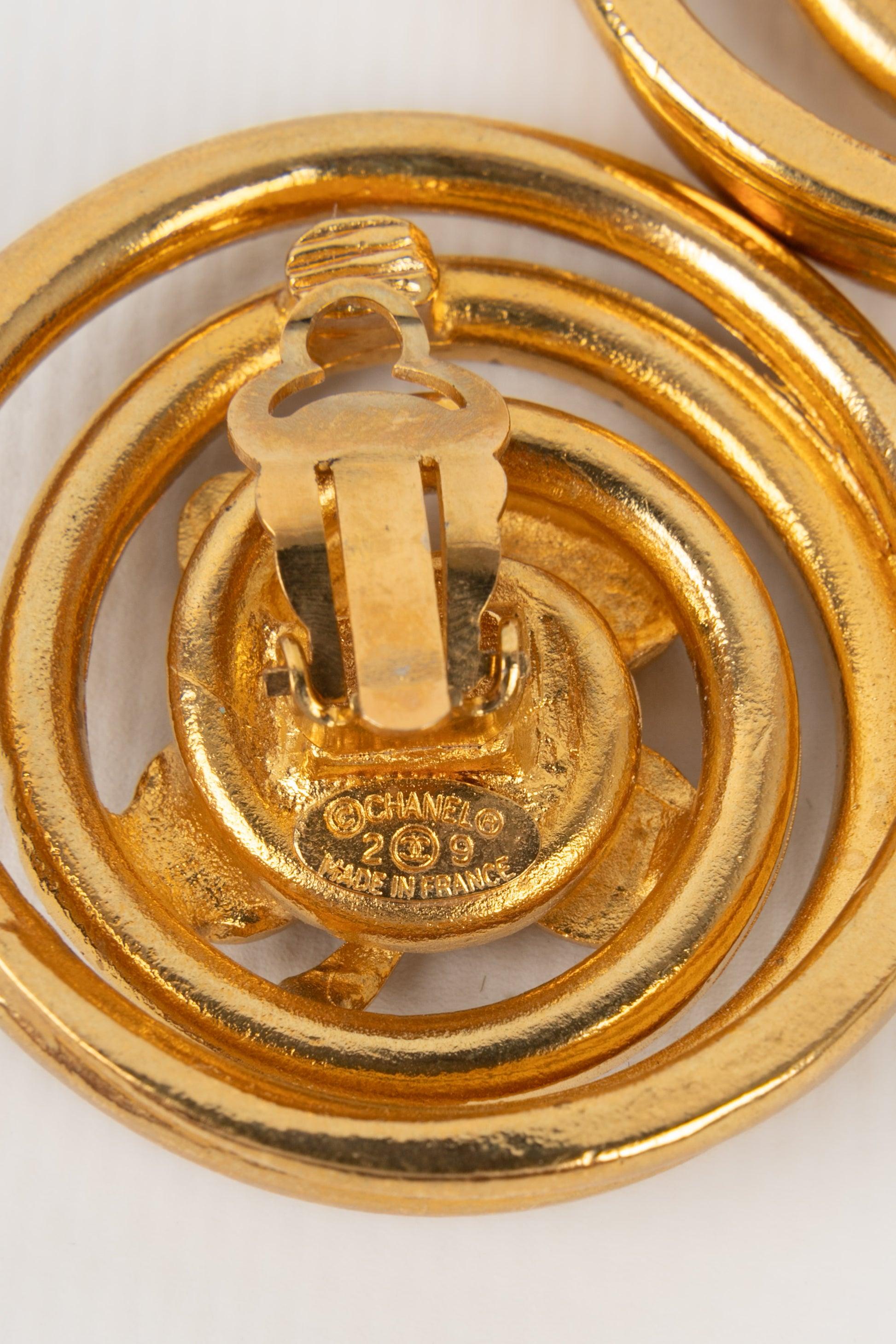 Chanel  Goldene Metall-Ohrclips, 1990er-Jahre im Angebot 1