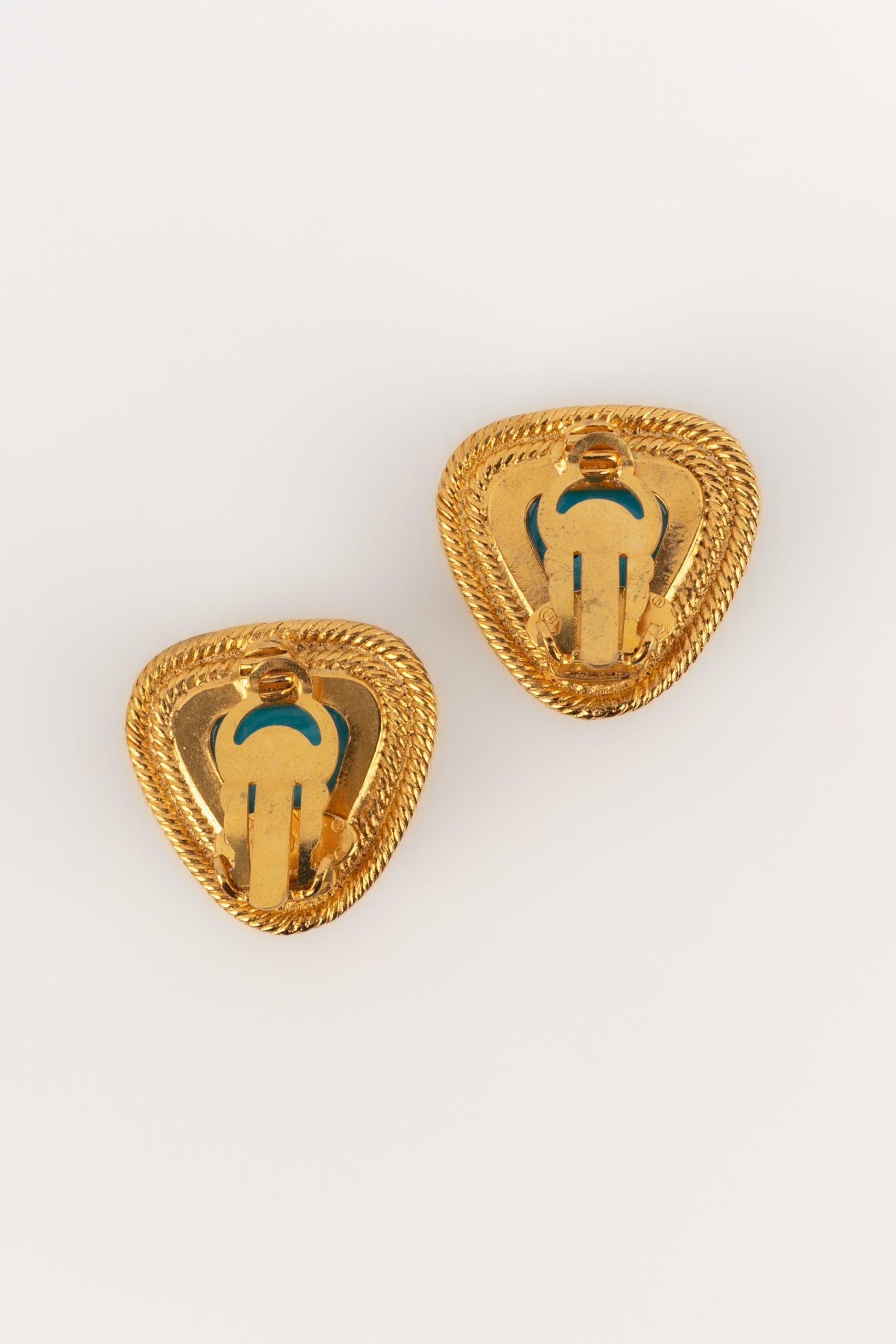 De las mujeres Chanel Pendientes de clip de metal dorado, años 1990 en venta