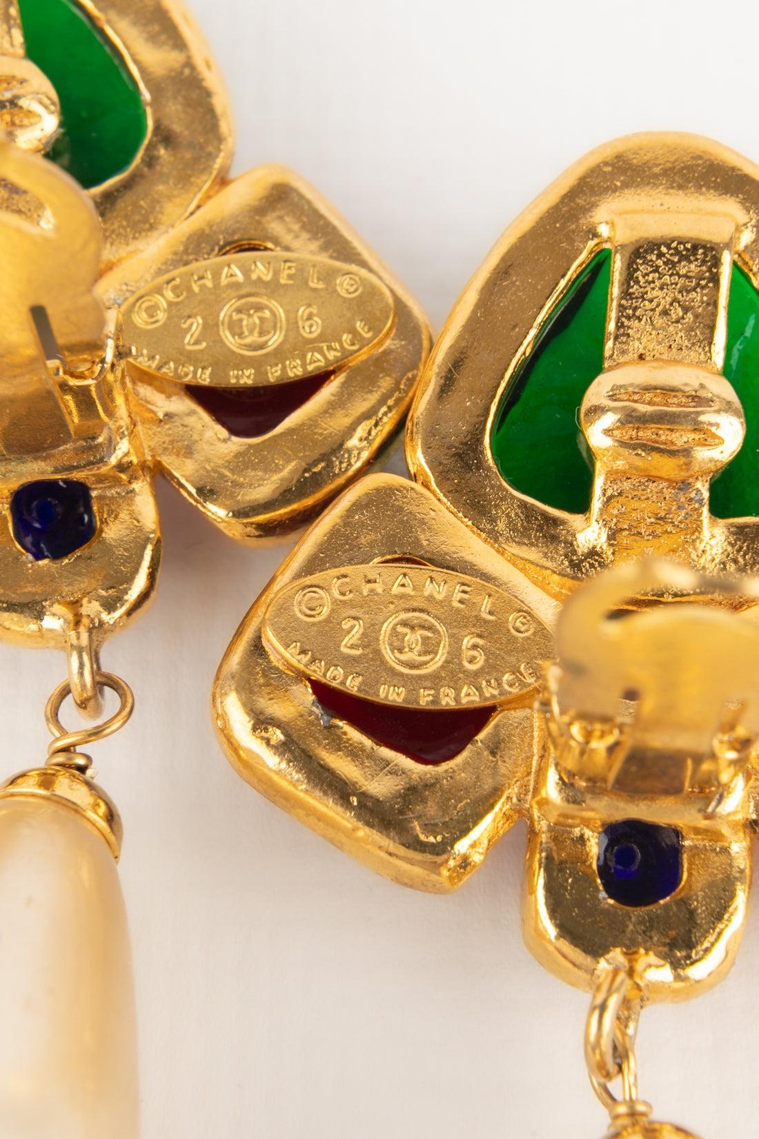 Chanel Pendientes de clip de metal dorado, años 1990 en venta 1