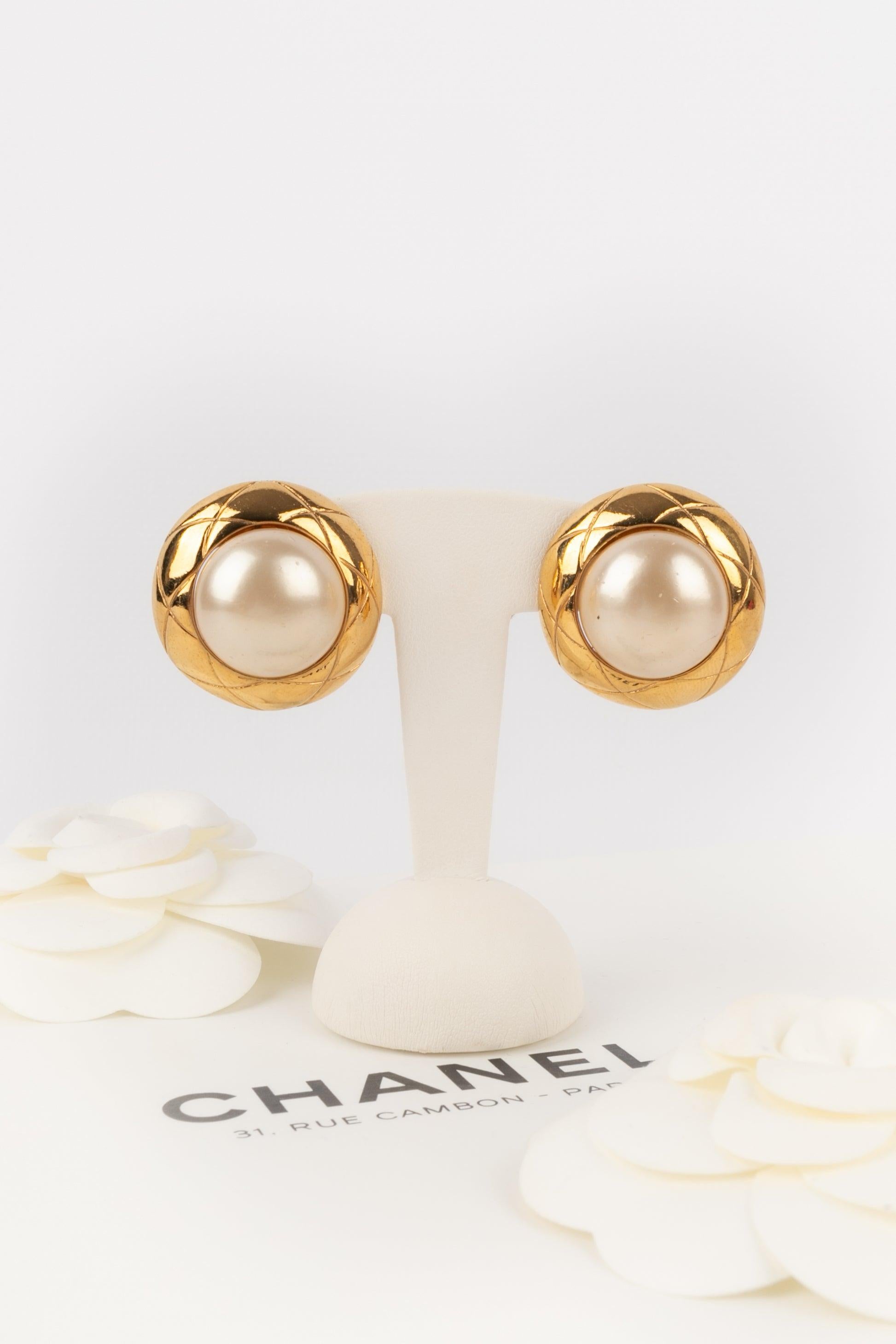 Orecchini a clip in metallo dorato Chanel, 1993 in vendita 2