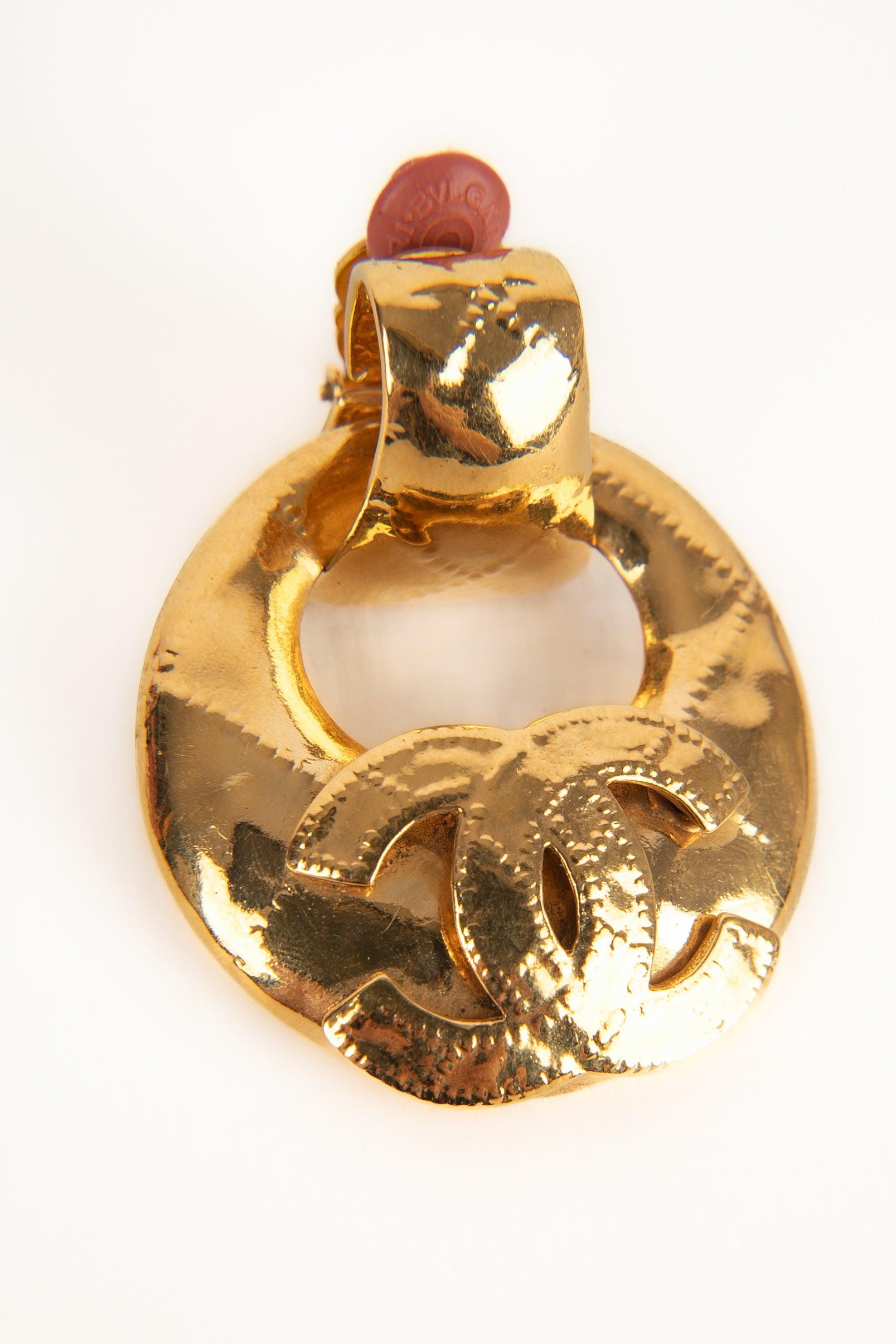 Donna Orecchini a clip in metallo dorato Chanel, 1994 in vendita