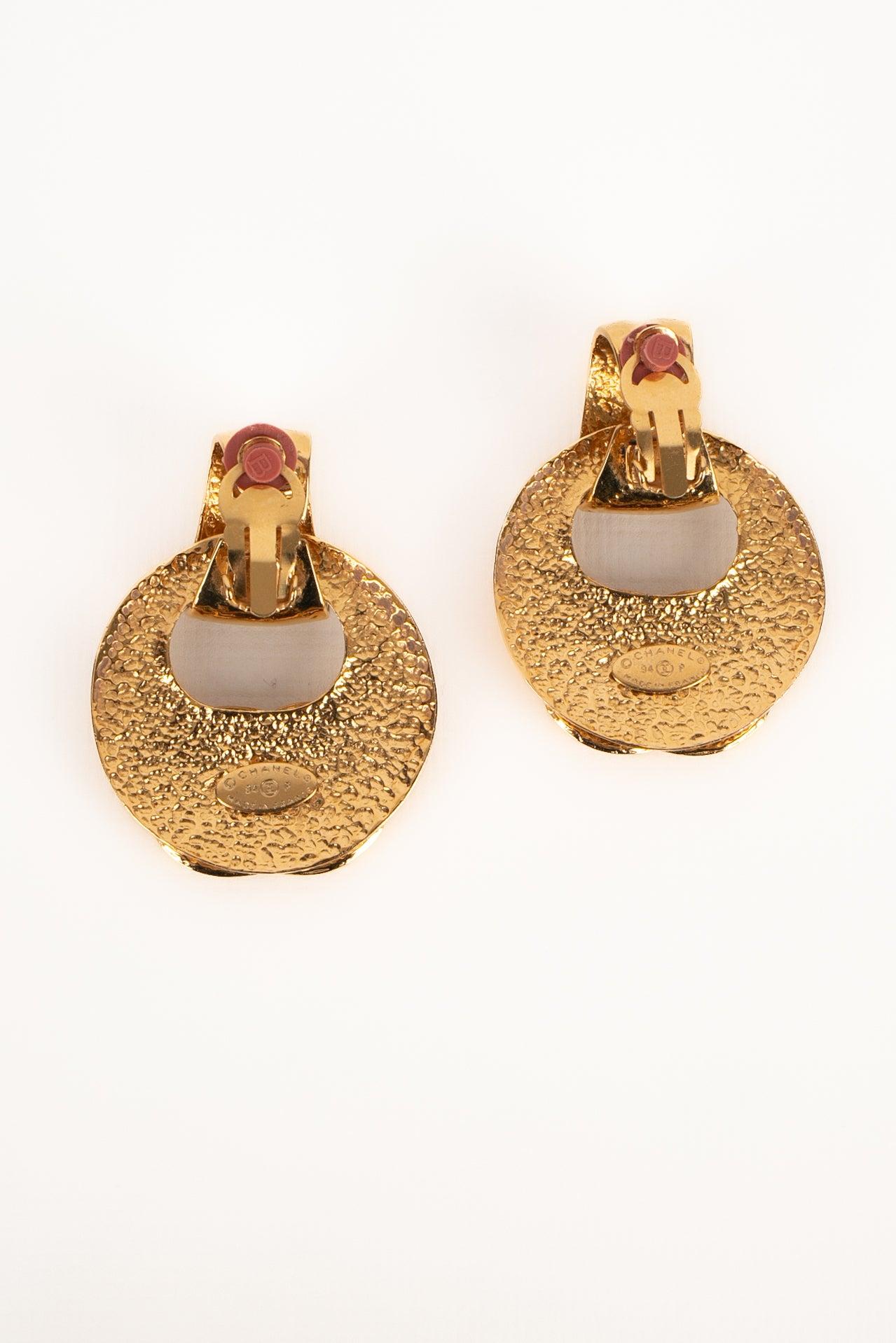 Orecchini a clip in metallo dorato Chanel, 1994 in vendita 1
