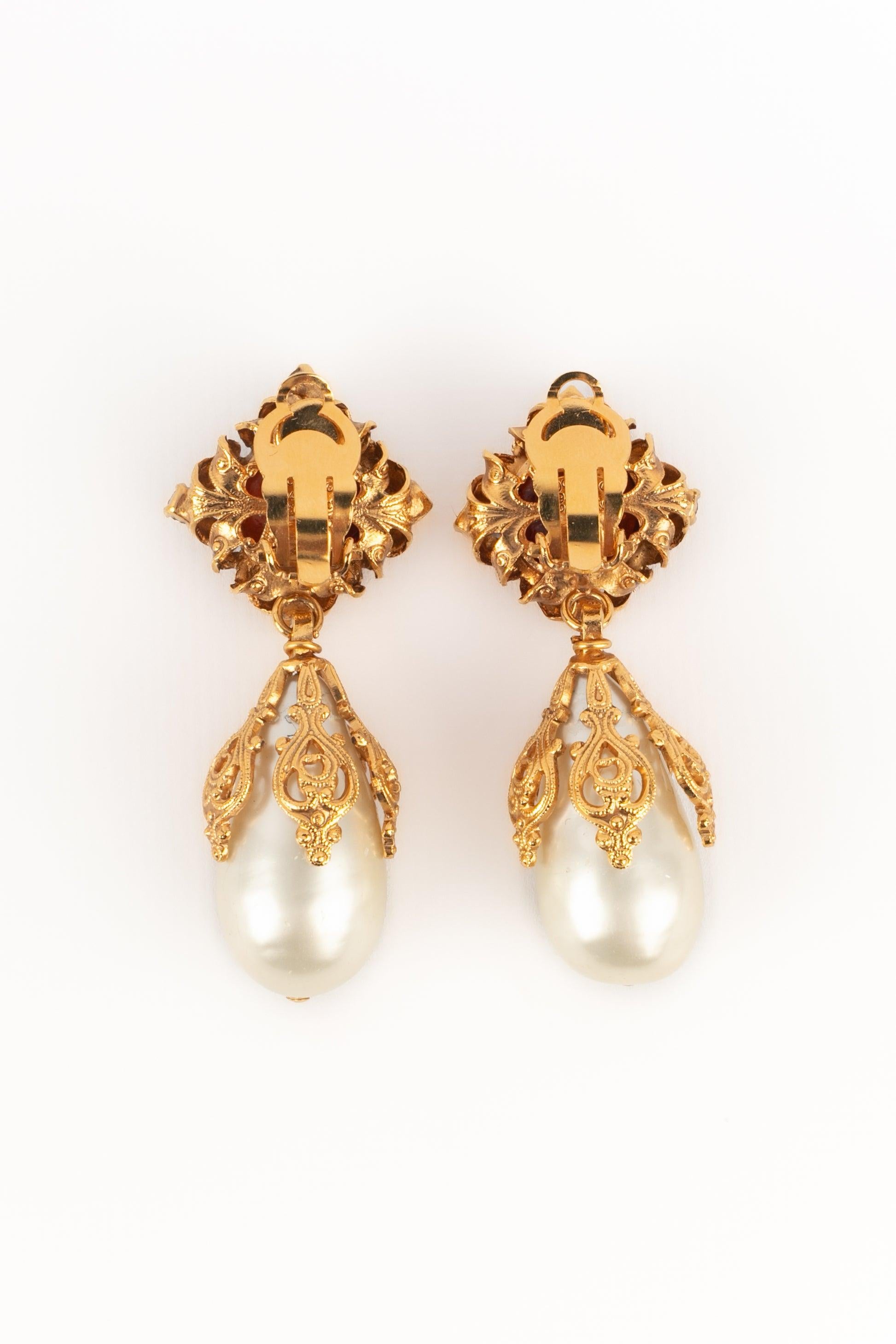 Orecchini a clip in metallo dorato Chanel, 1994 in vendita 2