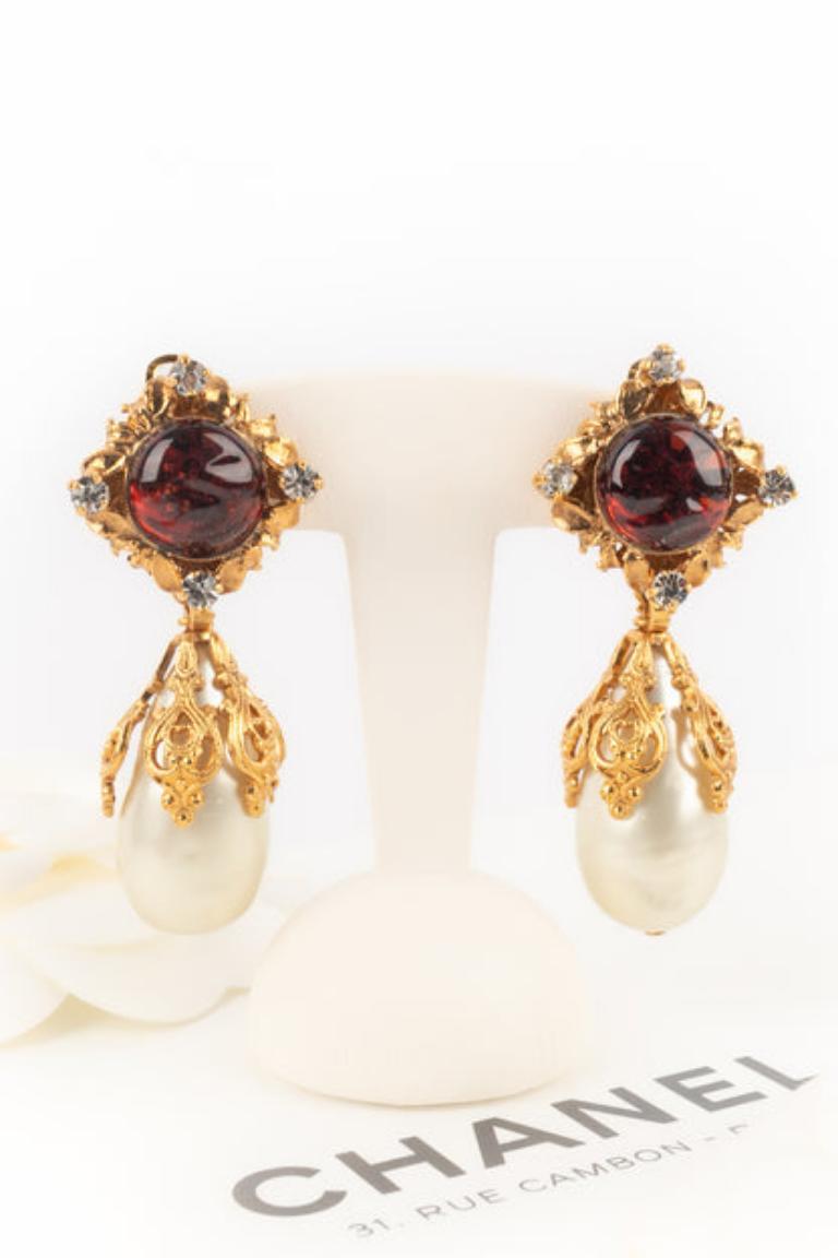 Orecchini a clip in metallo dorato Chanel, 1994 in vendita 3