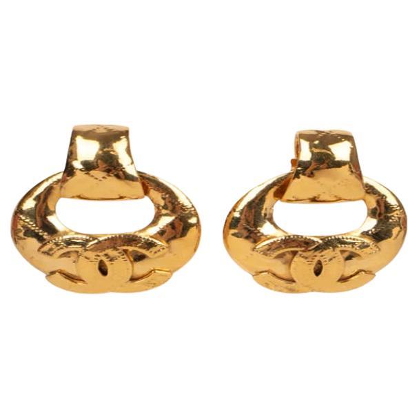 Chanel - (Made in France) Orecchini a clip in metallo dorato con loghi cc. Collezione primavera-estate 1994.

Informazioni aggiuntive:
Condizioni: Ottime condizioni
Dimensioni: Lunghezza: 5 cm

SKU:BOB215