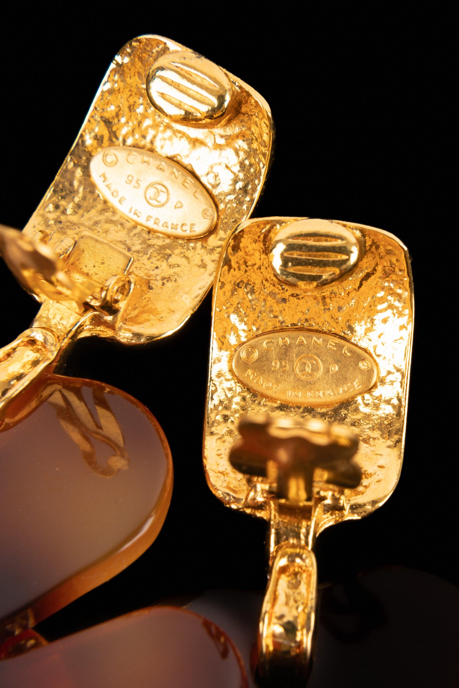 Chanel Golden Metal Clip-on Earrings, 1995 For Sale 2