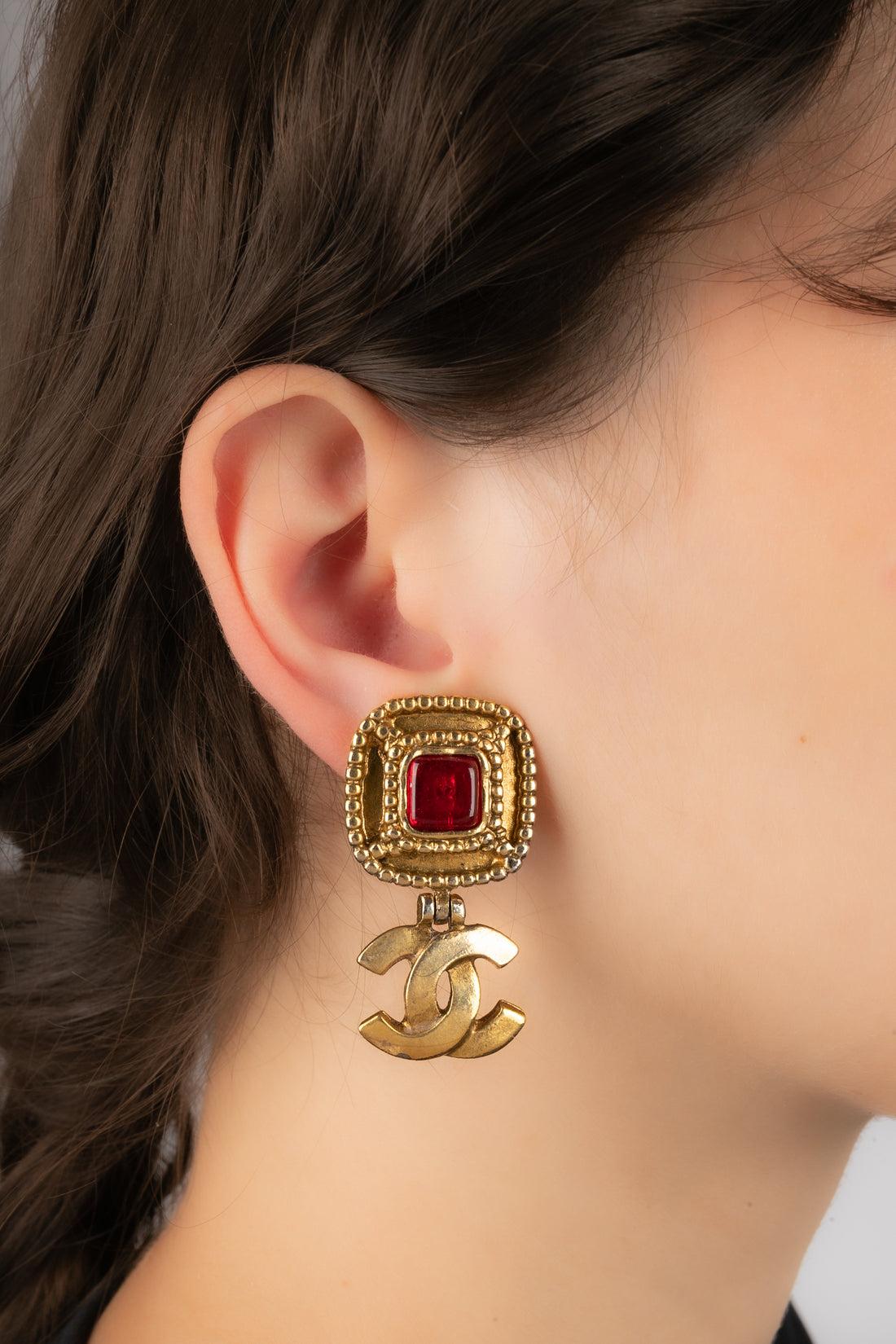 CHANEL - (Made in France) Golden metal clip-on earrings with red glass paste cabochons. 1996 Fall-Winter Collection.

Additional information:
Condition: Very good condition
Dimensions: Length: Length: 4.5 cm
Period: 20th Century
 
Seller Reference: