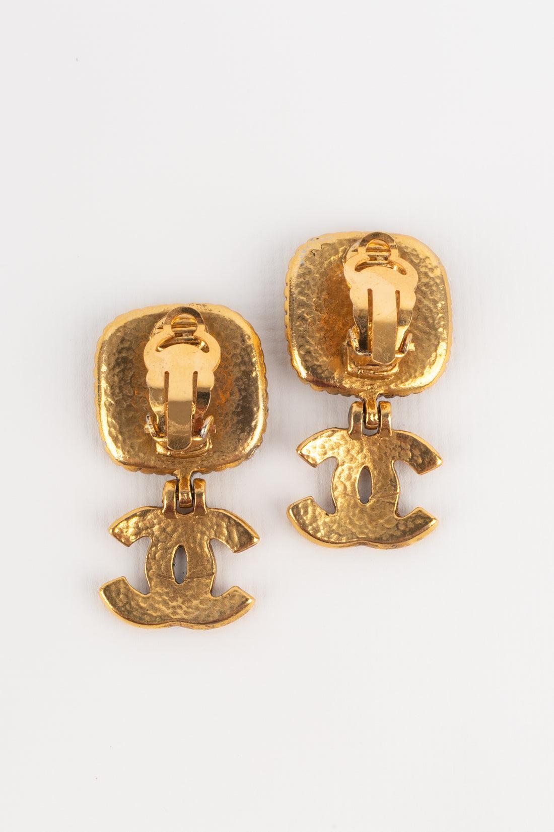 Chanel Golden Metal Clip-on Earrings, 1996 In Excellent Condition In SAINT-OUEN-SUR-SEINE, FR