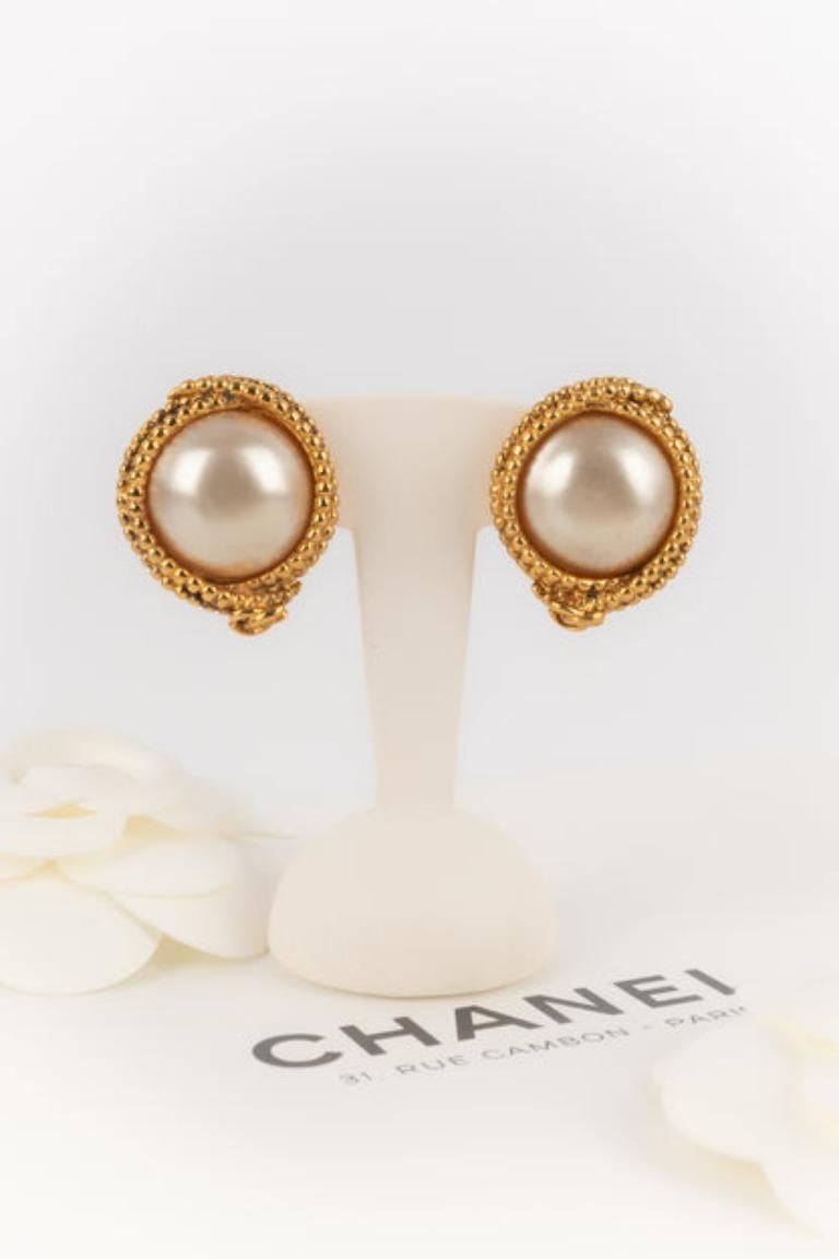 Orecchini a clip in metallo dorato Chanel, 1996 in vendita 1