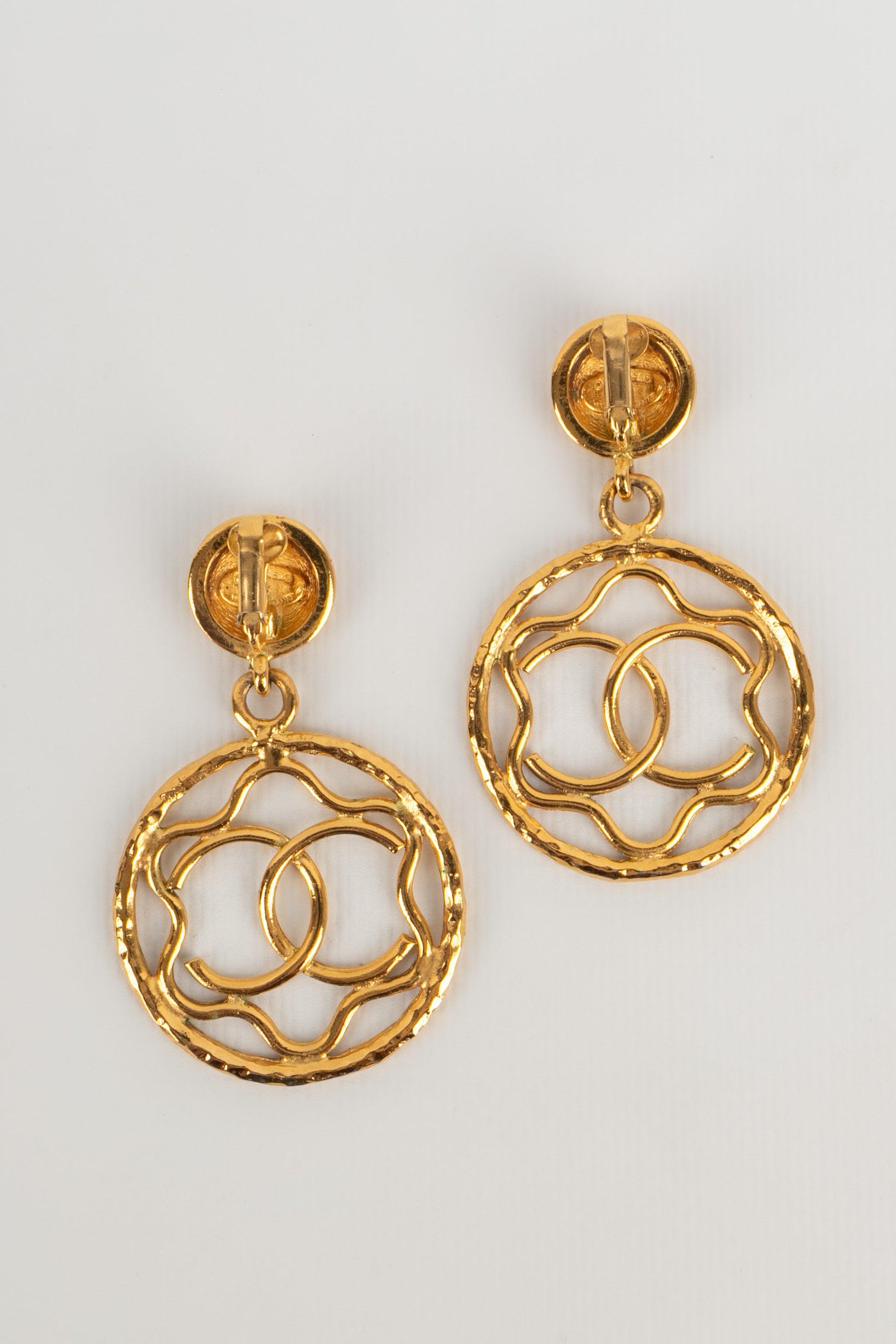 Chanel Golden Metal Clip-on Earrings BOB11, 1980s In Excellent Condition For Sale In SAINT-OUEN-SUR-SEINE, FR