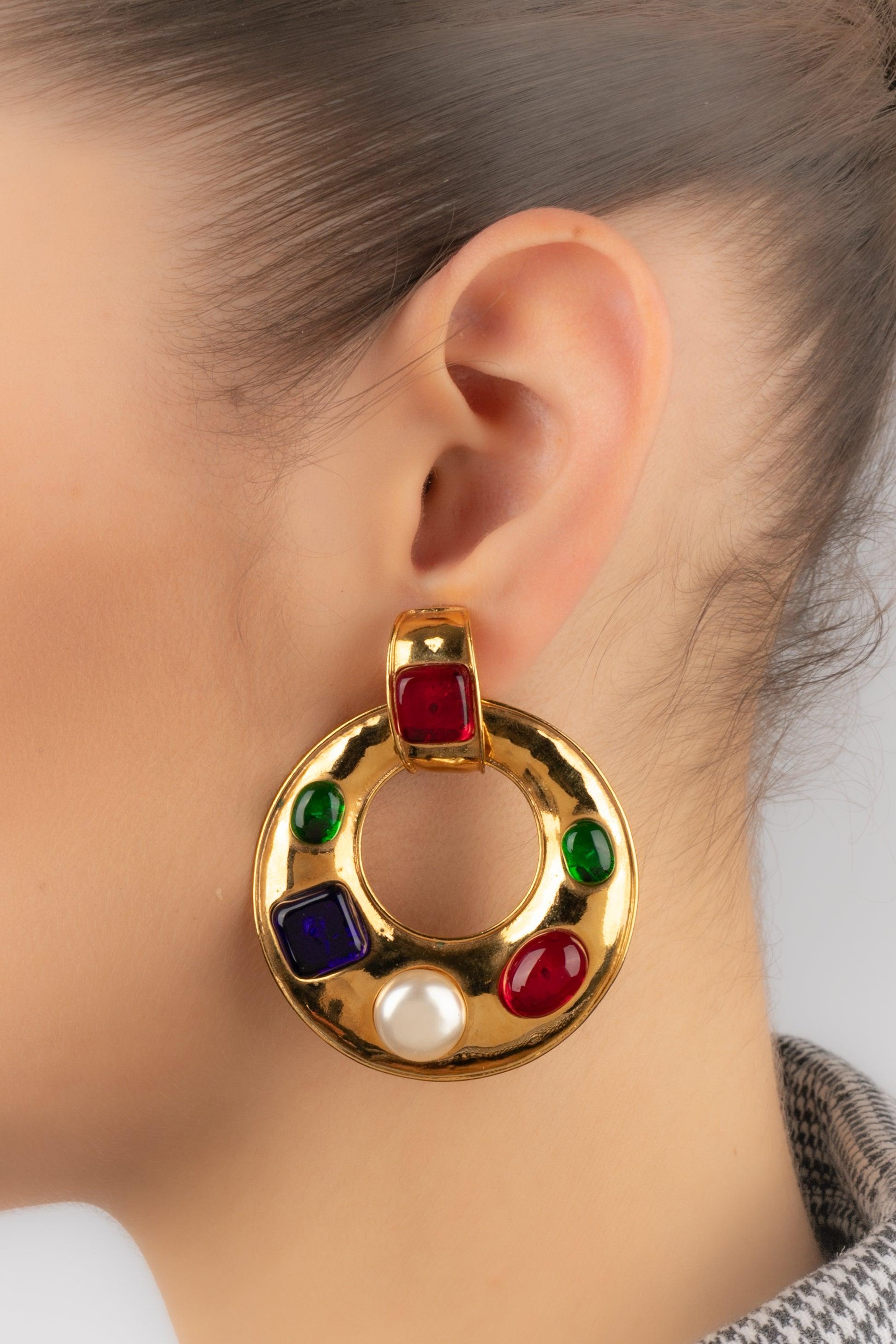 Chanel - (Made in France) Golden metal clip-on earrings ornamented with colorful glass paste cabochons. 1993 Spring-Summer Collection.

Additional information:
Condition: Very good condition
Dimensions: Length: 6 cm
Period: 20th Century

Seller