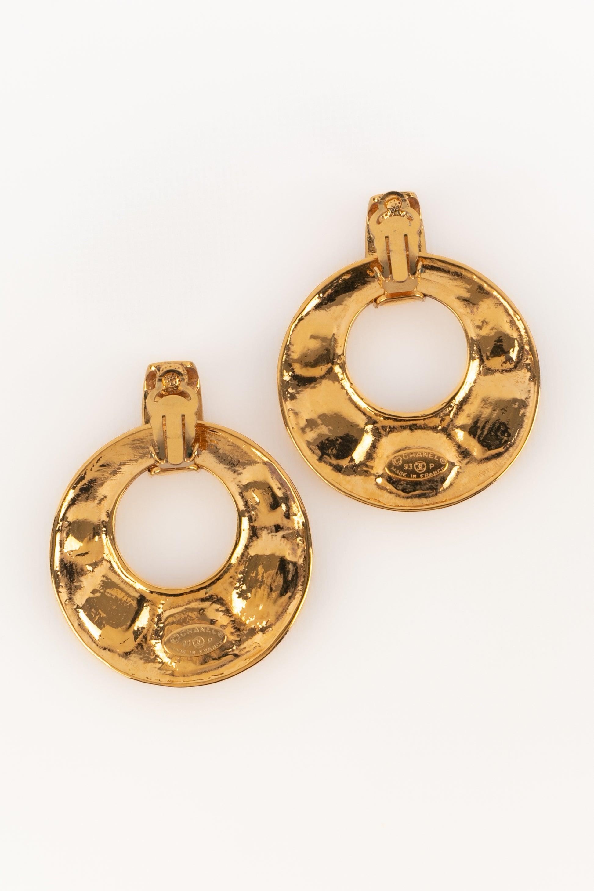 Chanel Golden Metal Clip-on Earrings For Sale 2