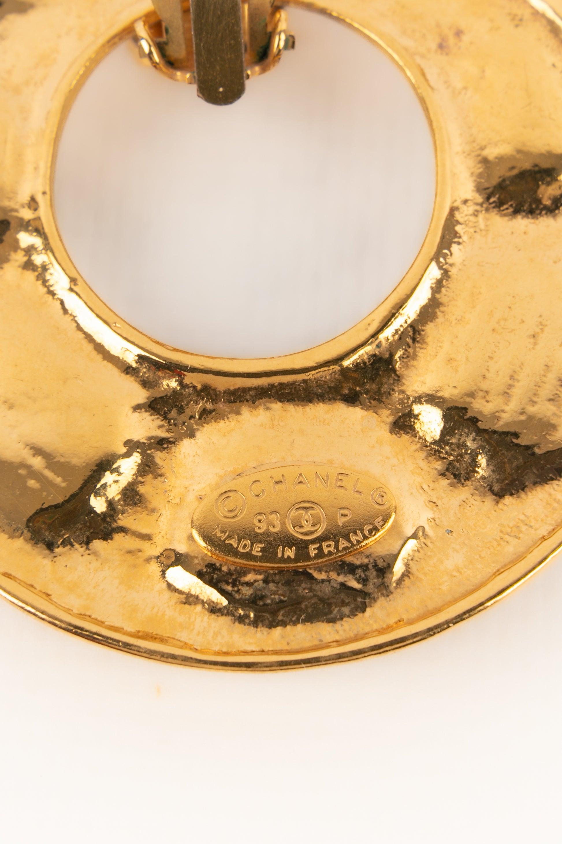 Chanel Golden Metal Clip-on Earrings For Sale 3