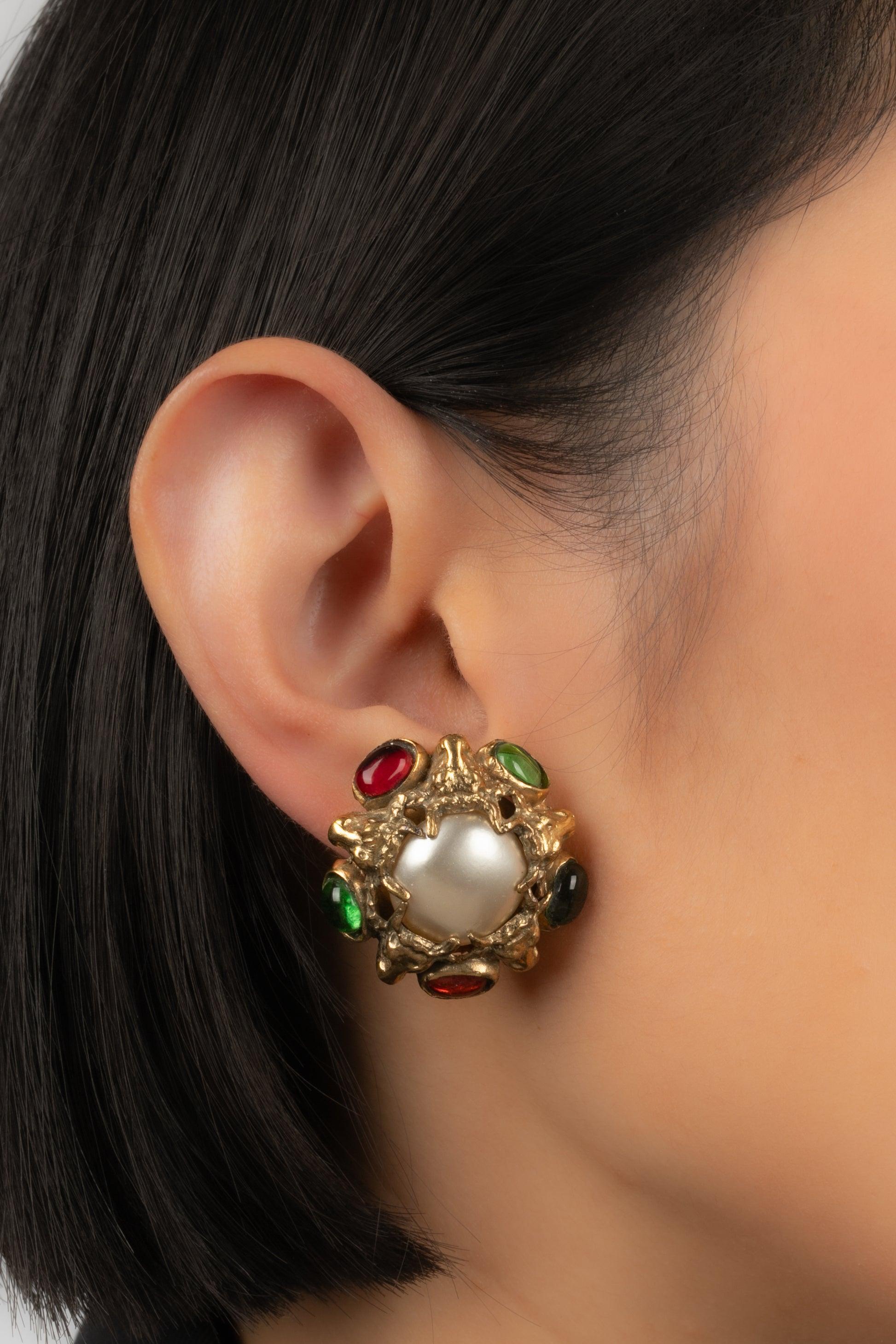 Chanel - Goldene Ohrringe mit Clipverschluss aus Metall, verziert mit einem Cabochon aus Perlen und Glaspaste.

Zusätzliche Informationen:
Zustand: Sehr guter Zustand
Abmessungen: Höhe: 3 cm

Sellers Referenz: BOB84
