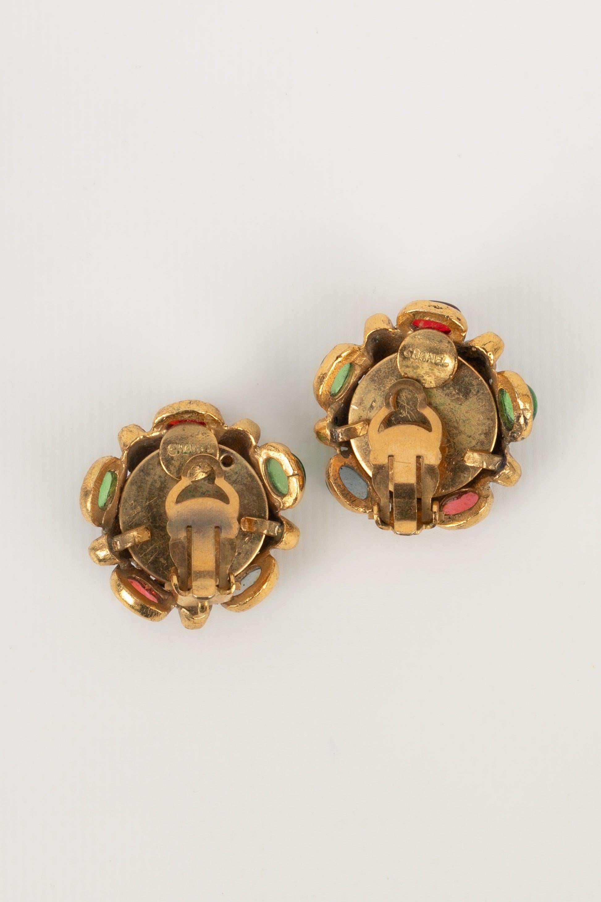 Chanel Goldene Metall-Ohrclips aus Metall, verziert mit Perlen- und Glaspalette Damen im Angebot