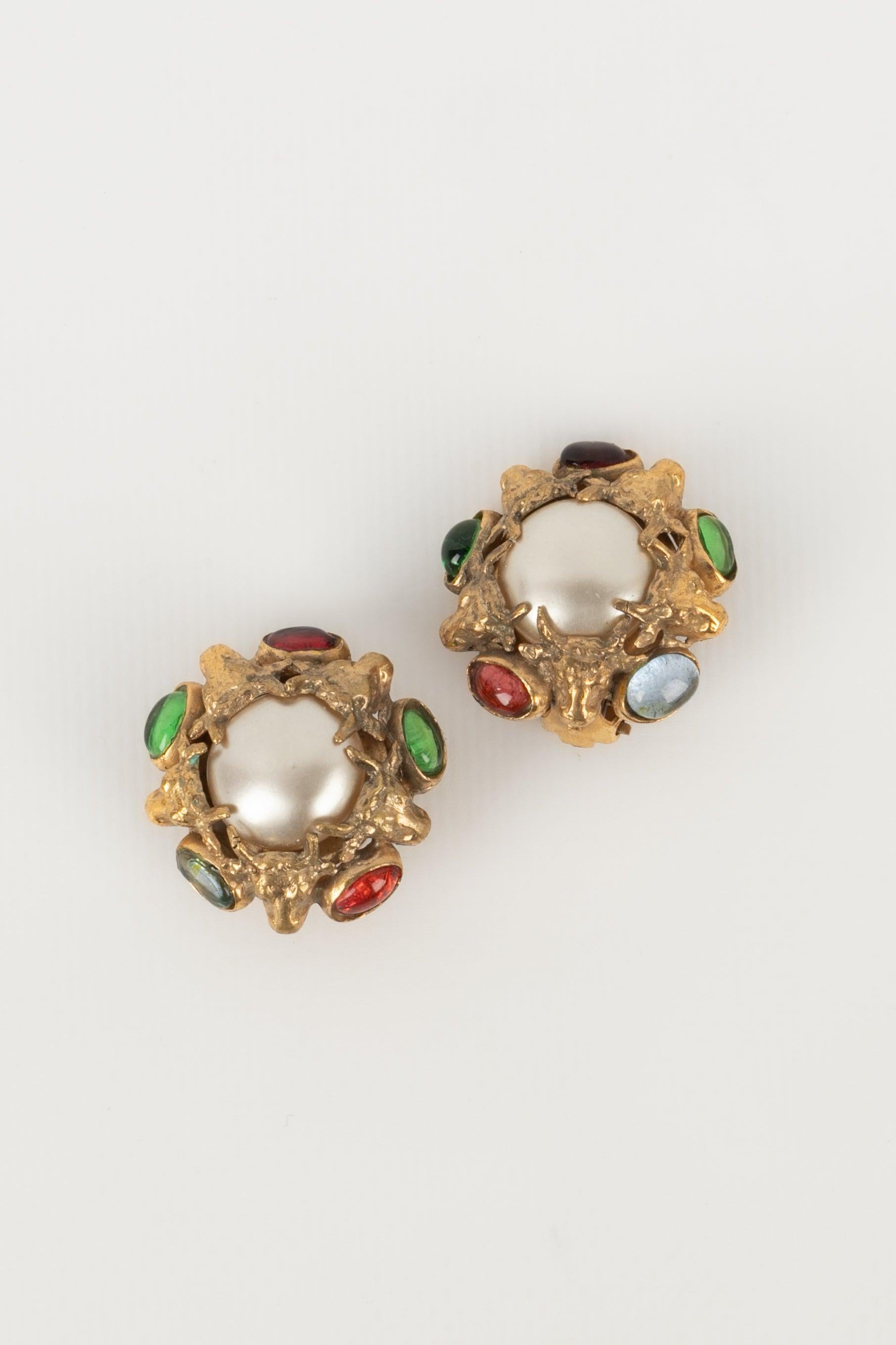 Chanel Goldene Metall-Ohrclips aus Metall, verziert mit Perlen- und Glaspalette im Angebot