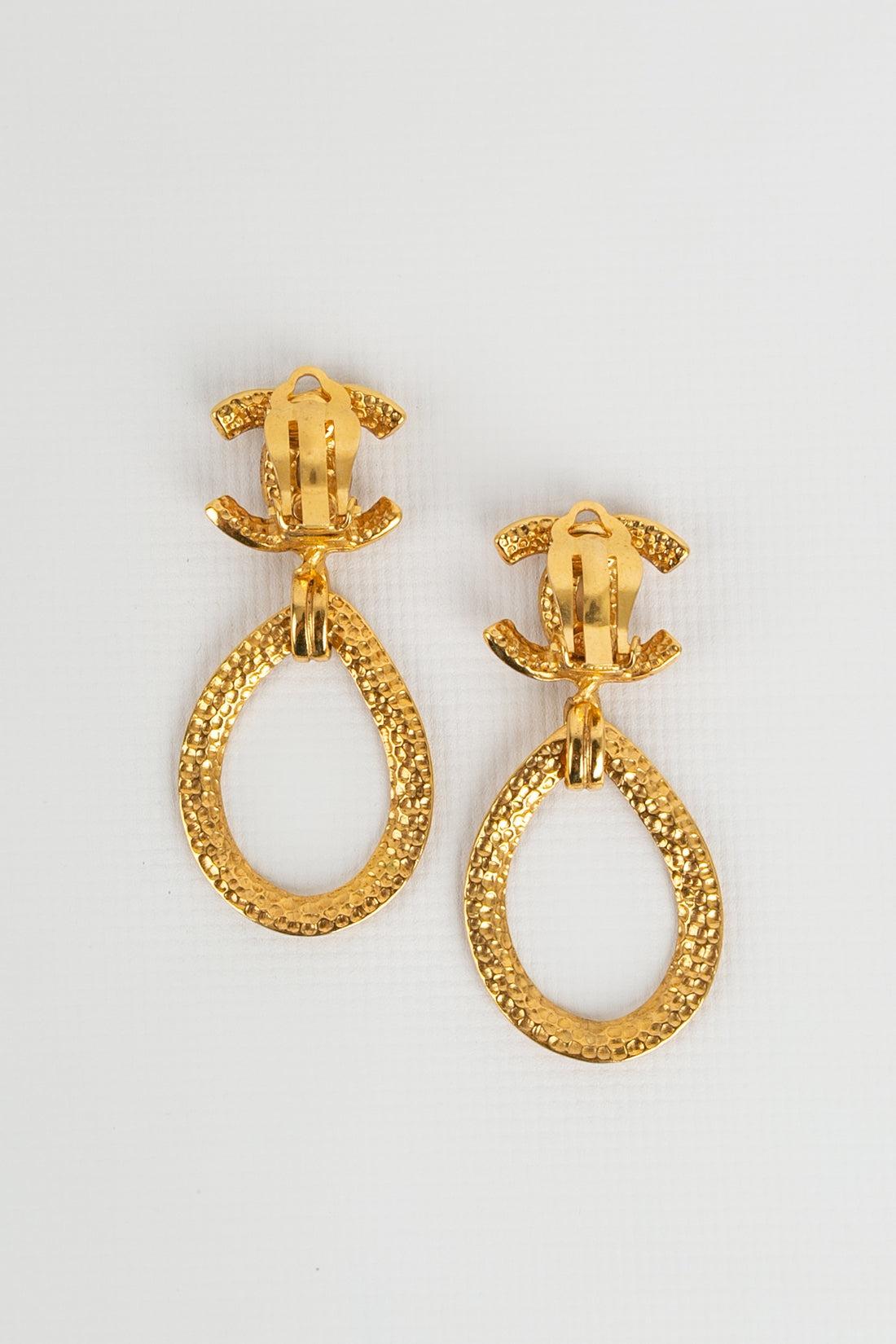 Chanel Golden Metal Clip-on Earrings Spring, 1996 In Excellent Condition In SAINT-OUEN-SUR-SEINE, FR