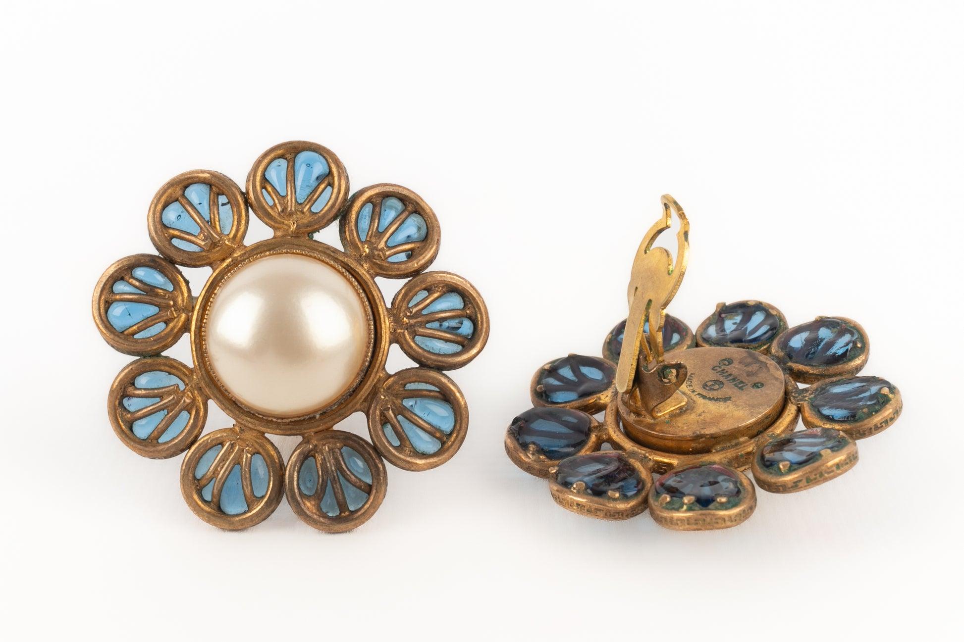 Chanel - Boucles d'oreilles à clip en métal doré et pâte de verre bleue Excellent état - En vente à SAINT-OUEN-SUR-SEINE, FR