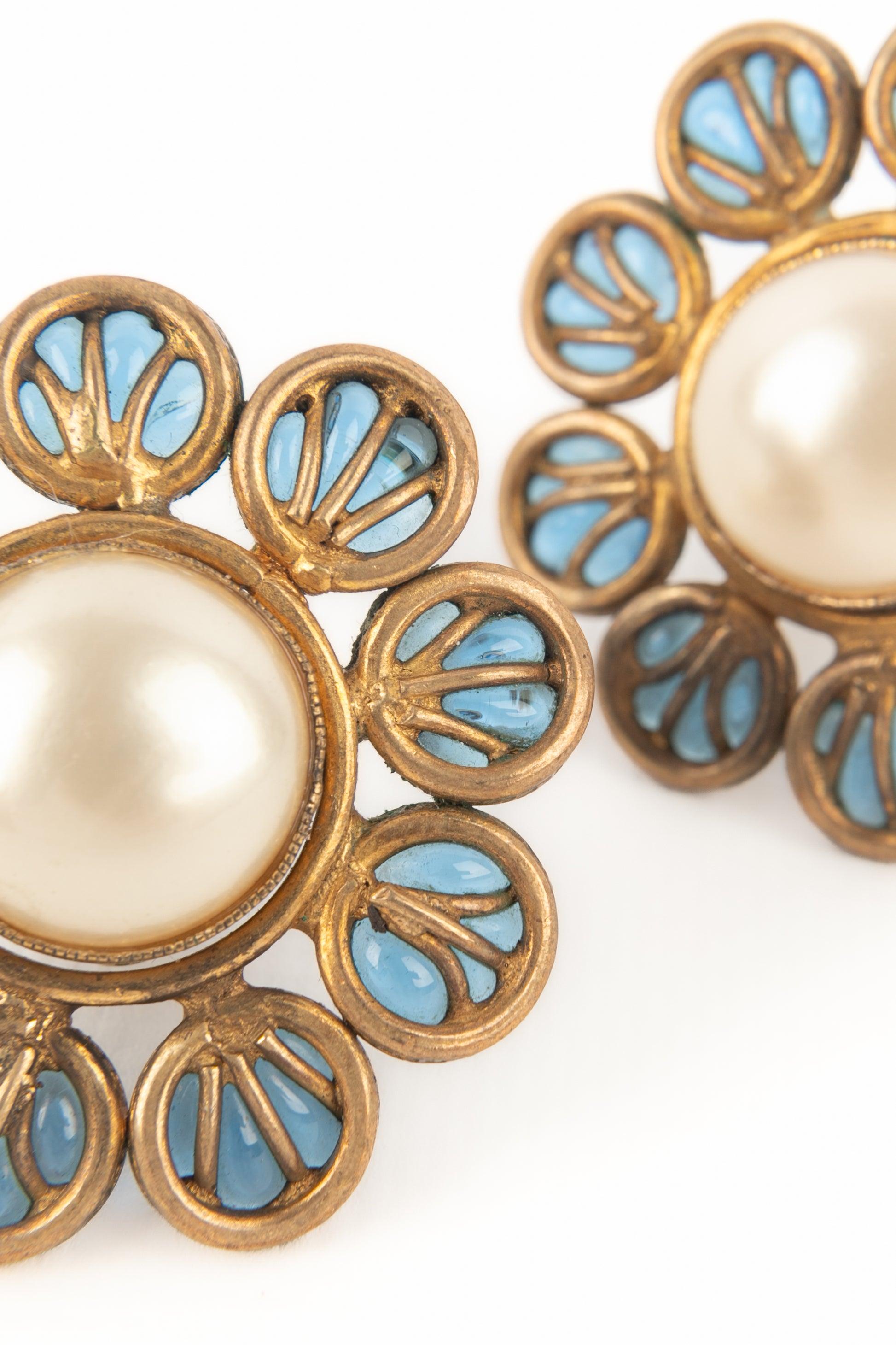 Chanel - Boucles d'oreilles à clip en métal doré et pâte de verre bleue Pour femmes en vente
