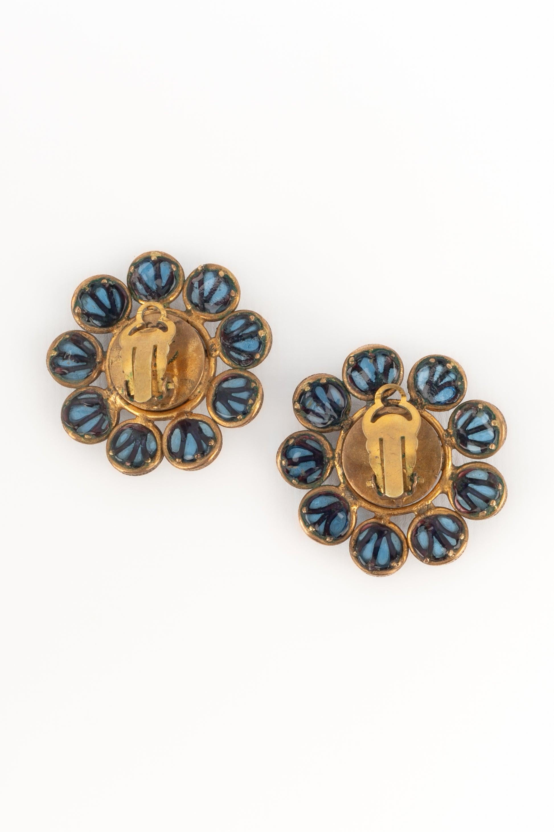 Chanel - Boucles d'oreilles à clip en métal doré et pâte de verre bleue en vente 1