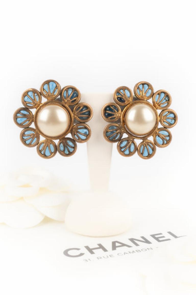 Chanel - Boucles d'oreilles à clip en métal doré et pâte de verre bleue en vente 3