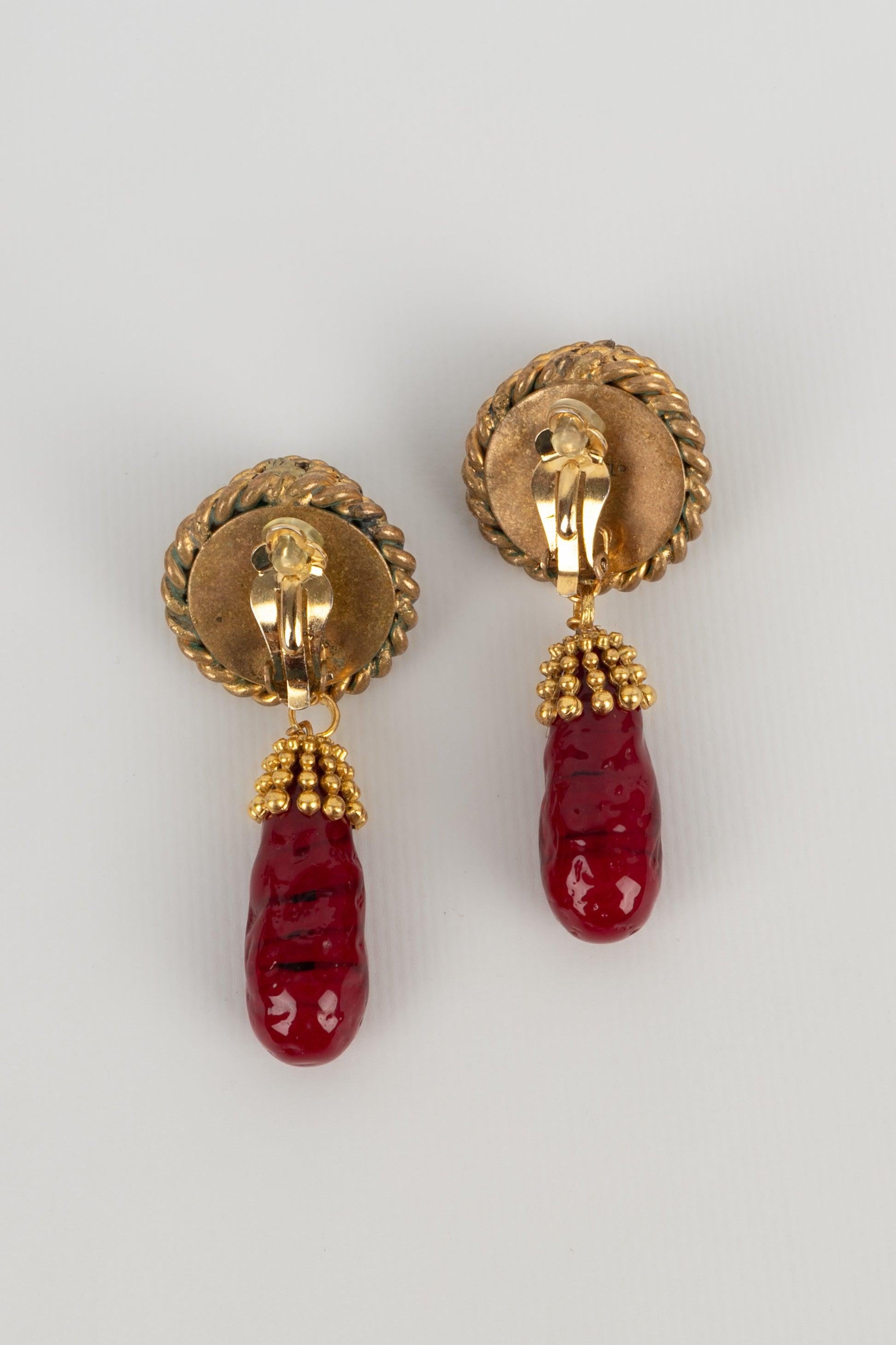 Chanel Golden Metal Clip-on Earrings with Colored Glass Paste, 1984 In Excellent Condition For Sale In SAINT-OUEN-SUR-SEINE, FR